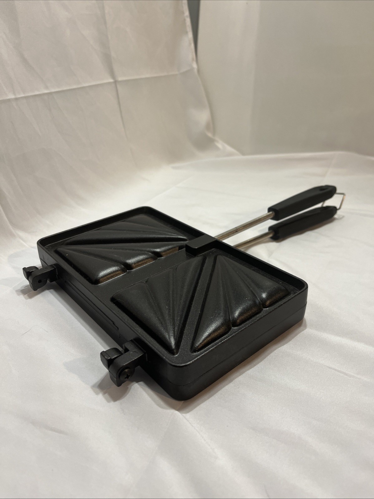 Stovetop Double-sided Sandwich Maker Made of Aluminum Alloy. Camping. New