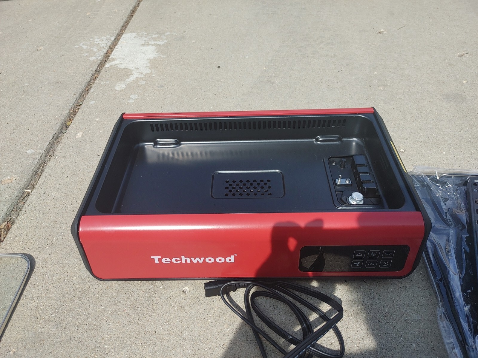 Techwood TWRG-800 Smokeless Electric Grill w/ Tempered Glass Lid Red New Read