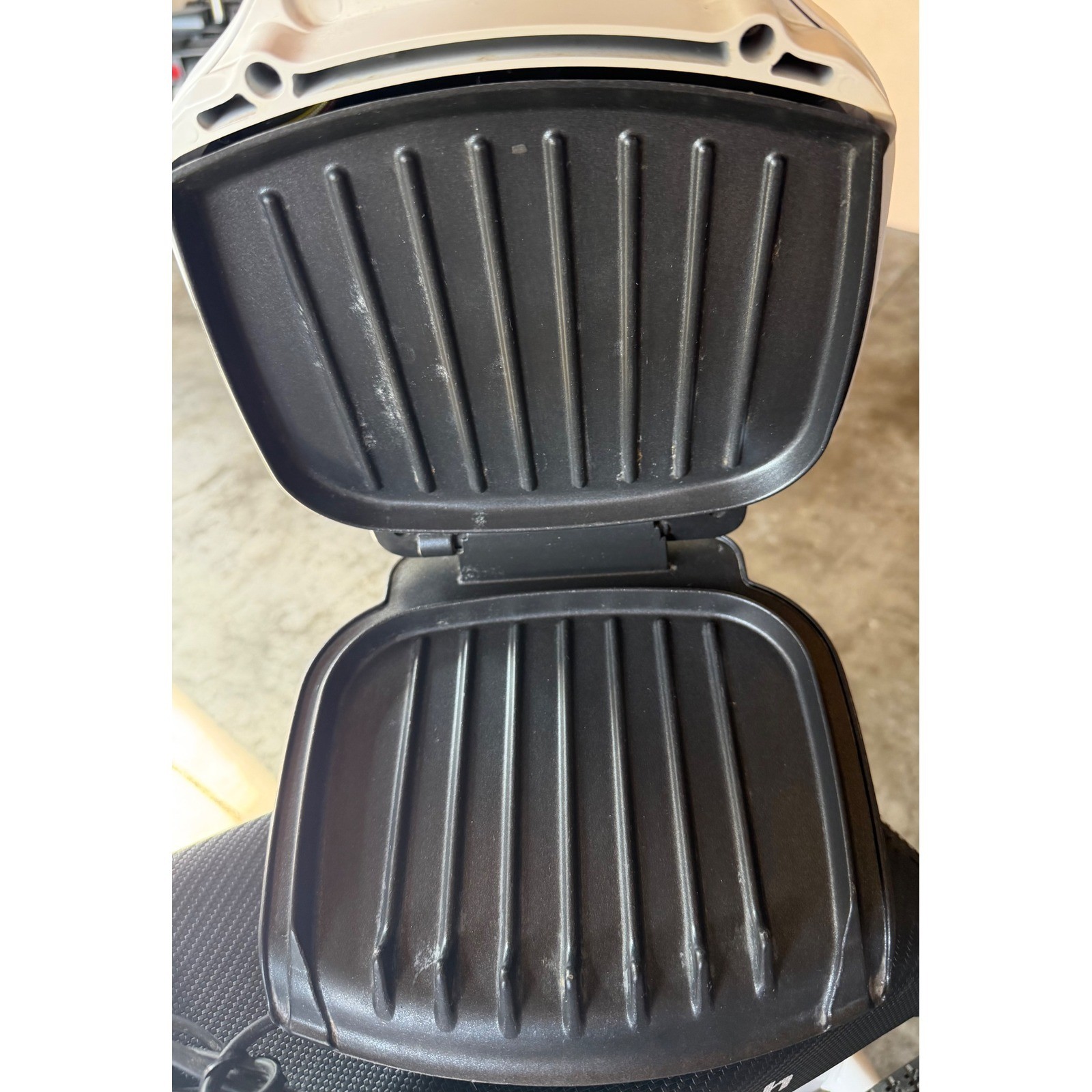 George Foreman Lean Mean Fat Reducing Grilling Machine White GR10ATMR 760W Timer