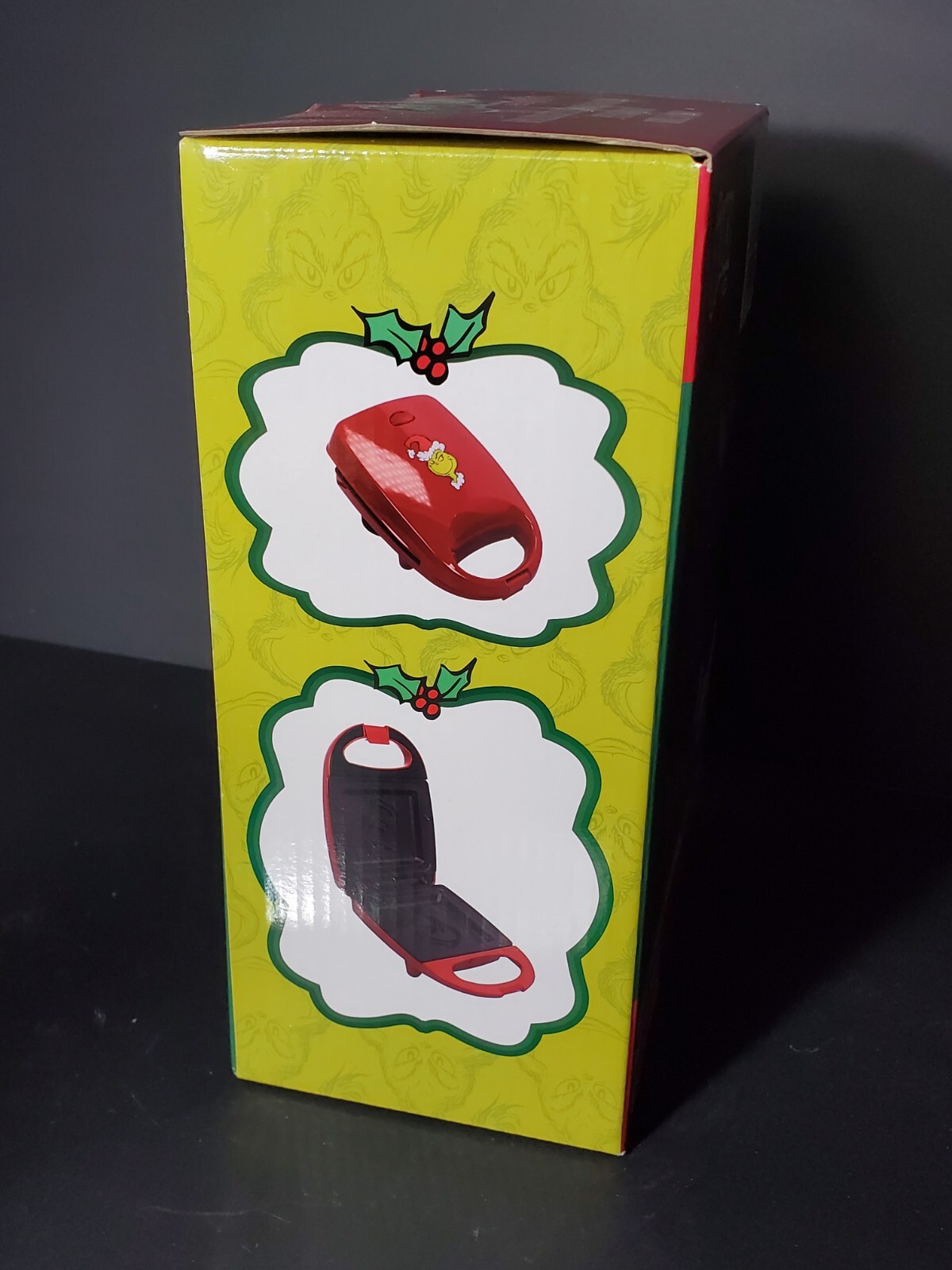 THE GRINCH DR SEUSS GRILLED CHEESE SANDWICH MAKER. O.