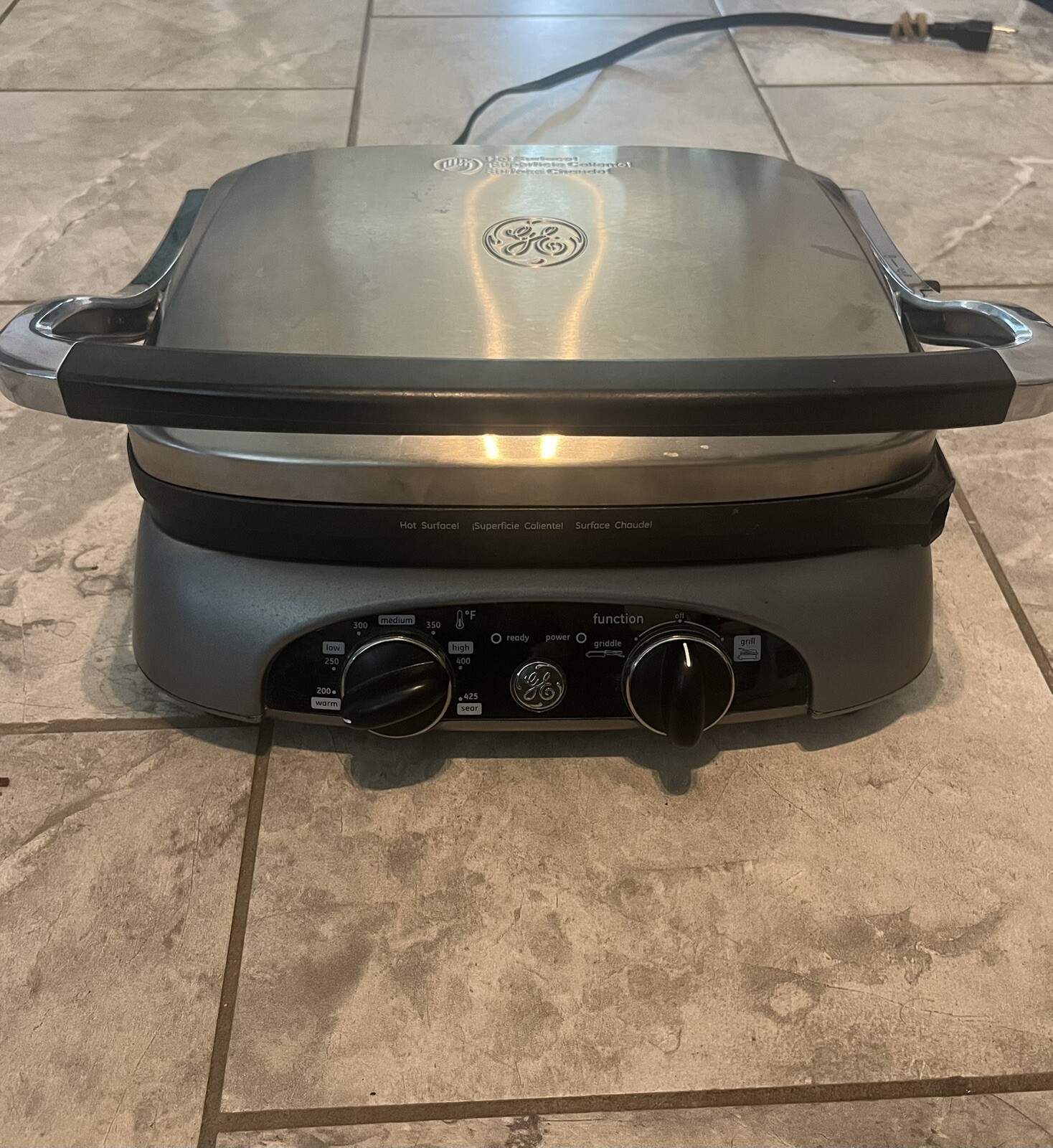 GE Electric Griddle. Comes With Only Flat Griddle Surfaces. Tested And Works.