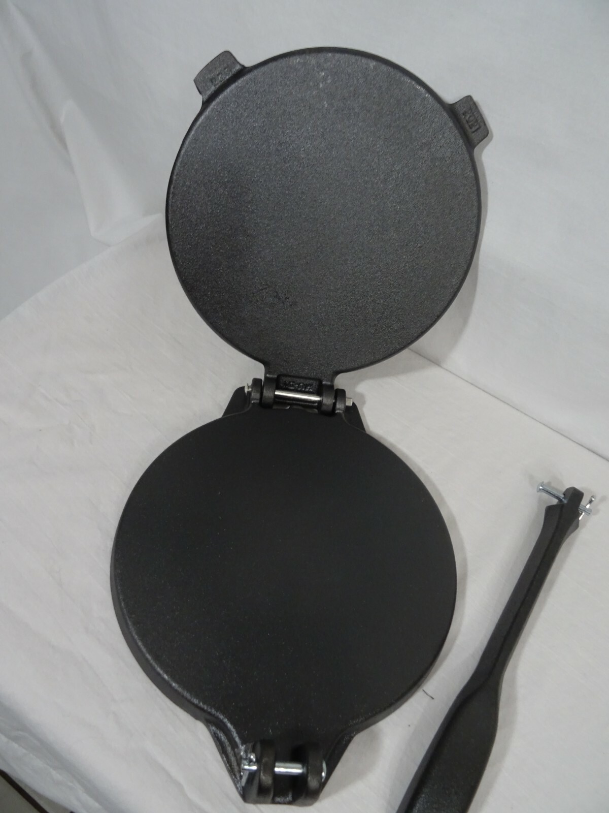 Victoria Cast Iron Tortilla Empanadas Arepas Pataconera Maker Pan Columbia NEW