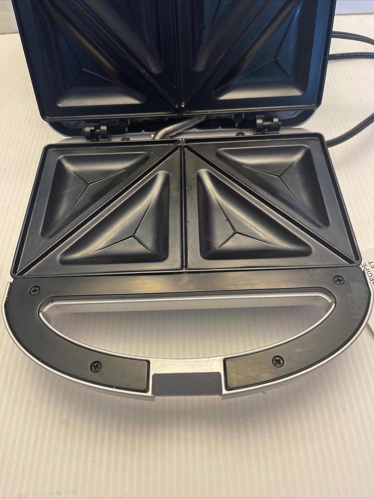 Cuisinart Sandwich Grill Brushed Chrome 2 Sandwiches Has A Crack In Lid Works