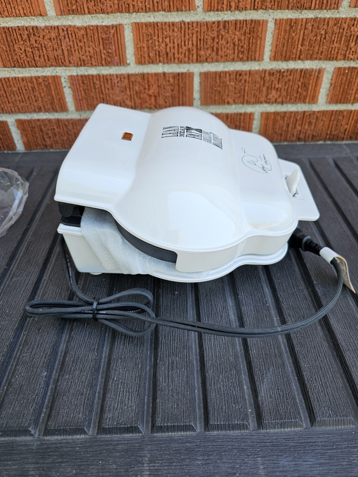 GEORGE FOREMAN Original Lean Mean Fat Grilling Machine Model GR8WHT Small NEW