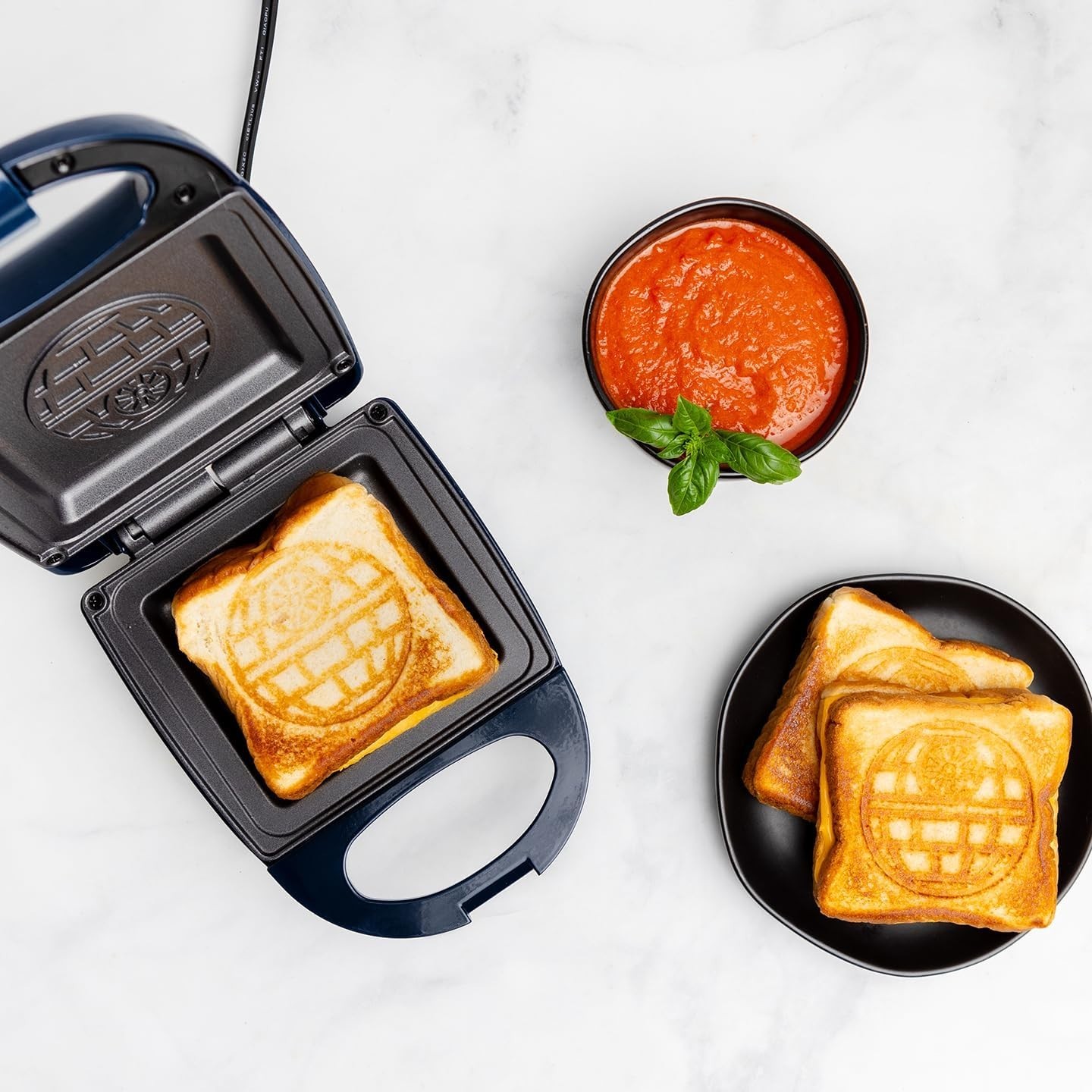 Uncanny Brands Star Wars Death Star Single Sandwich Maker – Star Wars