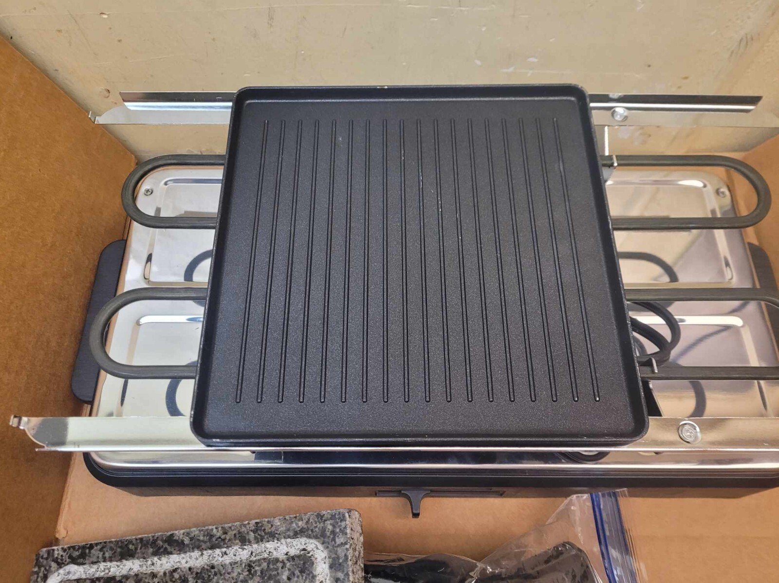 Kitchen Living 8 Person Raclette Party Grill Non Stick NEW – Ruined Box
