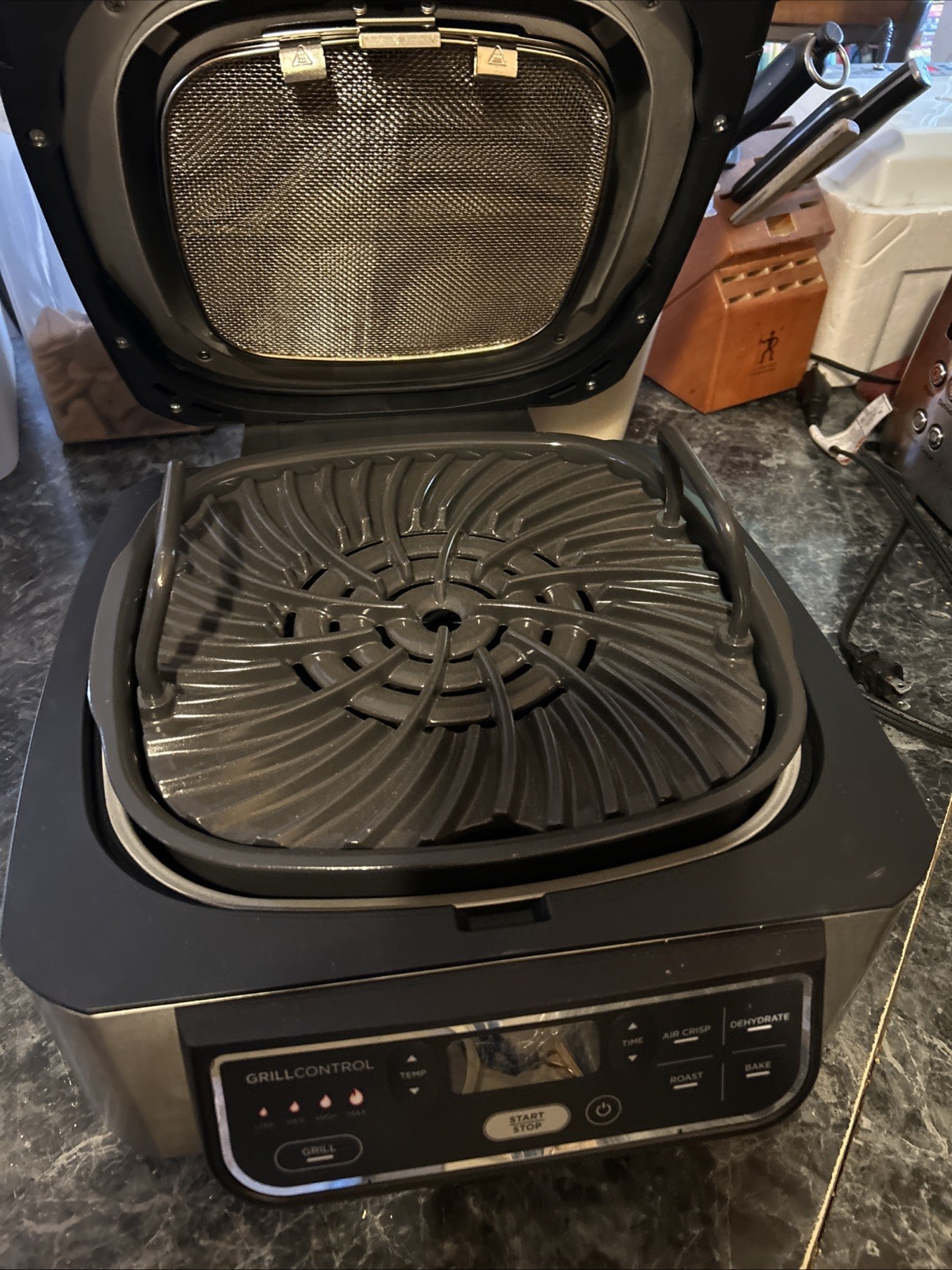 Ninja Foodi AG301 5-in-1 Indoor Grill with Air Fryer Basket, grill iron, steamer