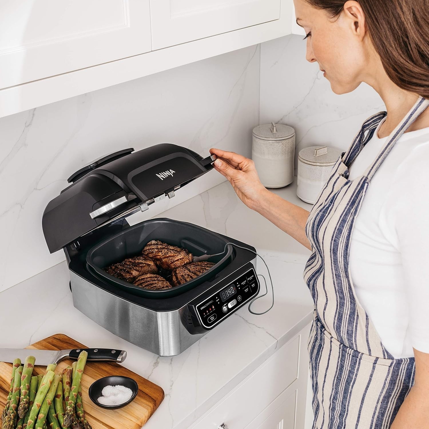 Foodi Pro 5-in-1 Indoor Integrated Smart Probe, 4-Quart Air Fryer, Roast, Bake,