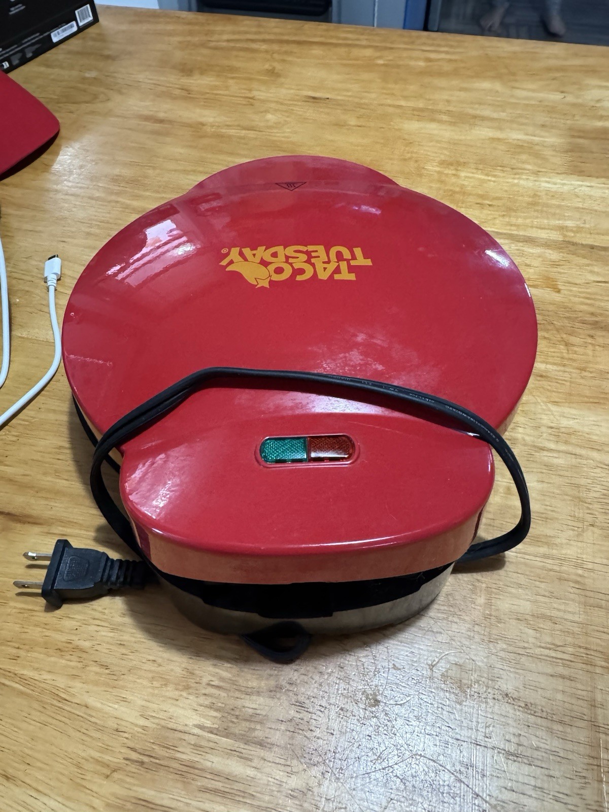 NEW Taco Tuesday Deluxe Electric Quesadilla Maker 10-inch 6-Wedge Non-Stick Red