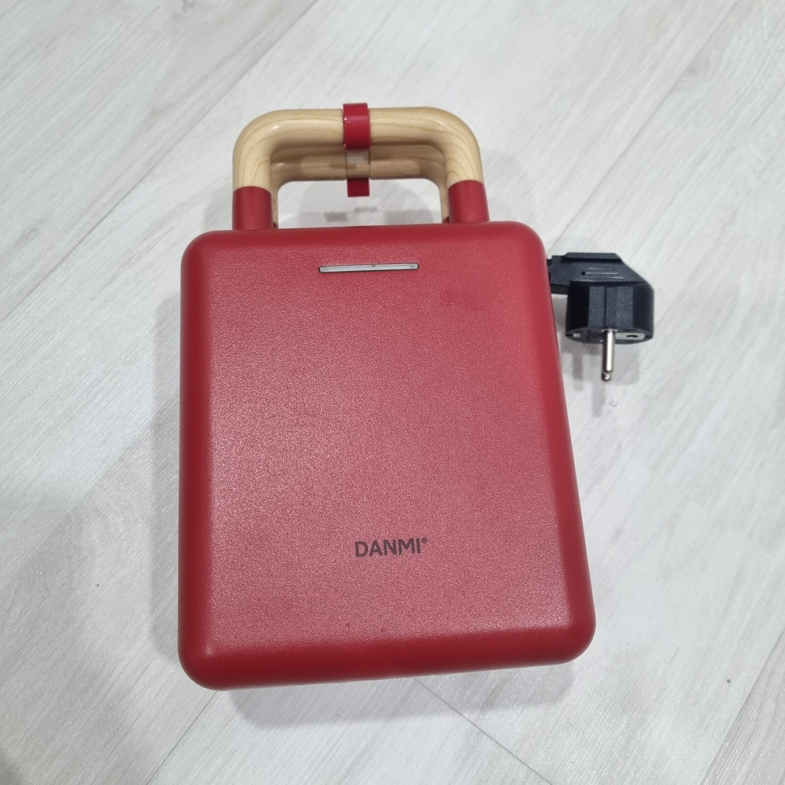 Danmi Sandwich Maker compact size 1.4kg 600W