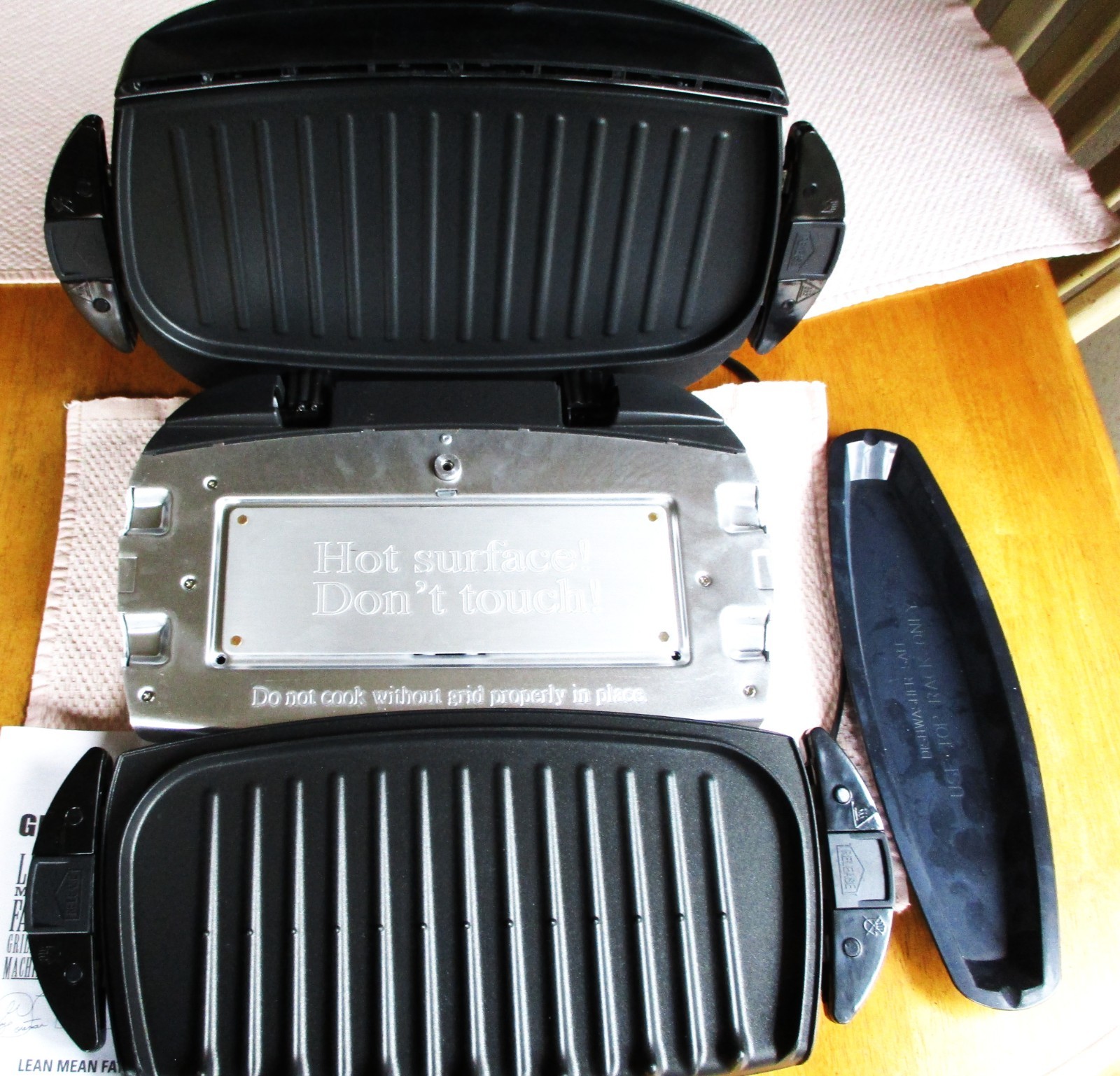 GEORGE FOREMAN GRILLING MACHINE, WHITE, MODEL GRP4A. PREOWNED.