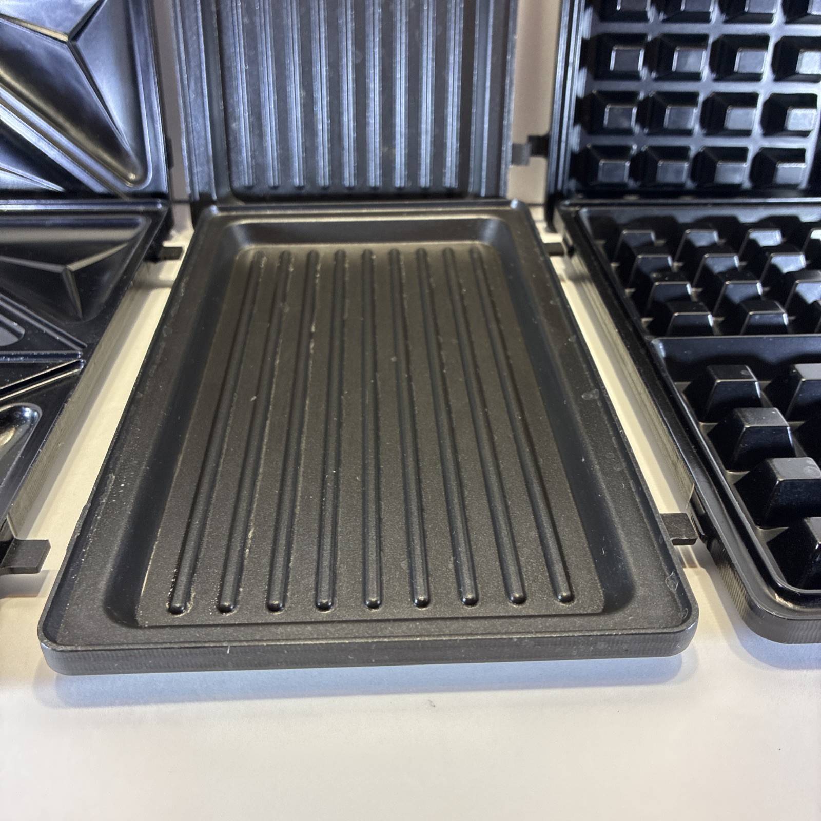 Black+Decker 3-in-1 Morning Meal Station Waffle Grill Sandwich Maker WM2000SD