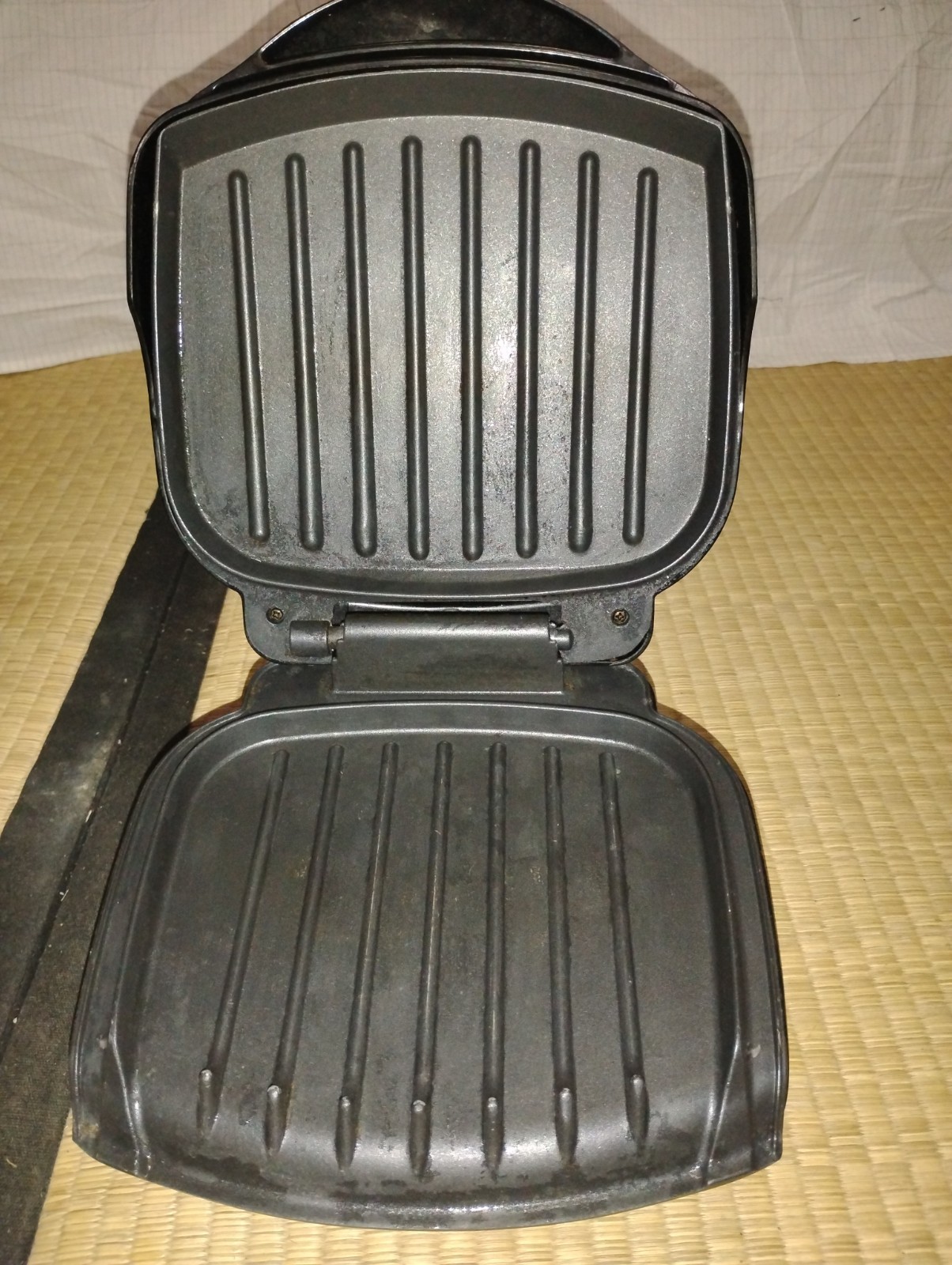 George Foreman Grill GR10B – Tested – Heats Well – No Drip Pan, nonstick = good