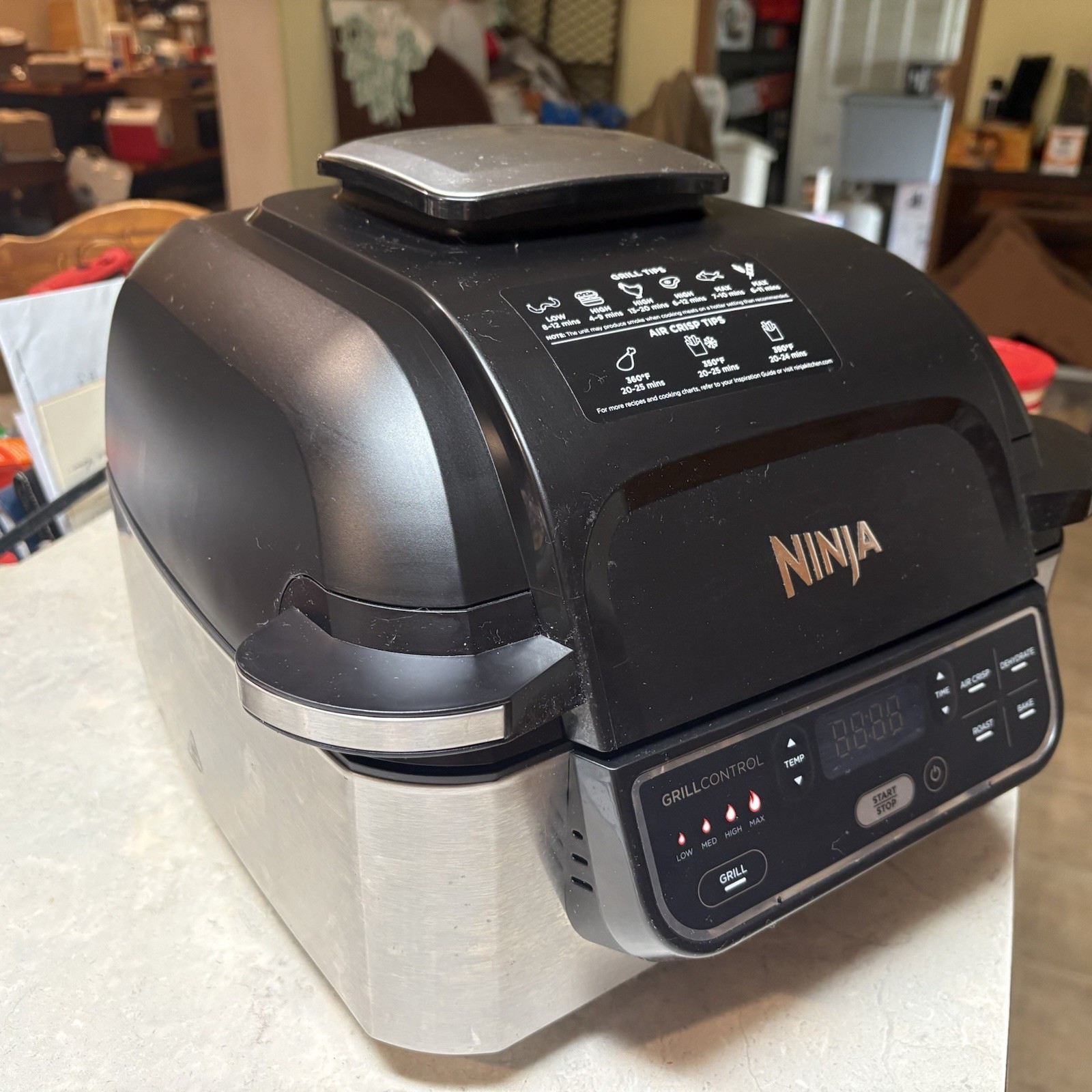 Ninja Foodi AG300 JM1 – 4 in 1 Indoor Grill, Air Fry, Roast & Bake Slightly Used