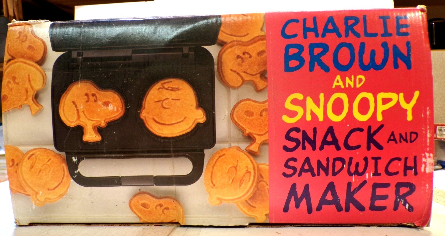 Charlie Brown and Snoopy Snack and Sandwich Maker © 1992, Salton SA-12
