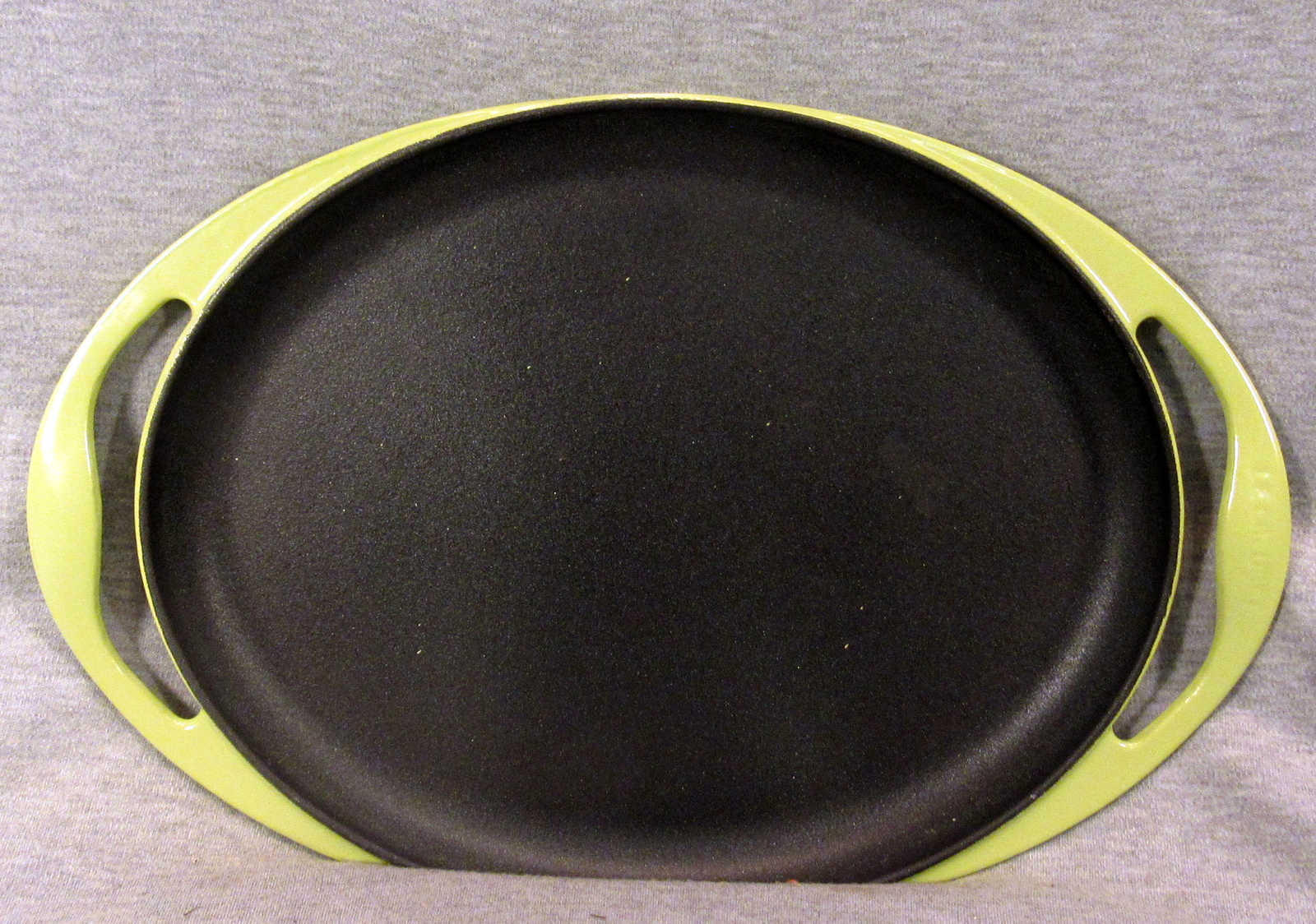 LOT 2 LE CREUSET 12″ X 10″ PAN #26 AND 14.5″ X 10″ OVAL SKILLET #31 CAST (87510)