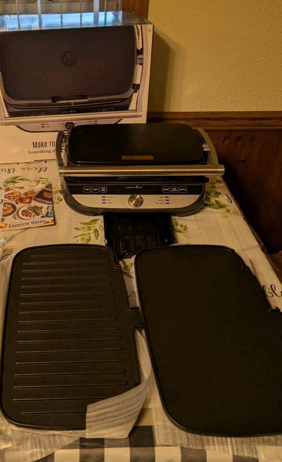 Pampered Chef Deluxe Electric Gril and Griddle Model 100348 2 Sets of Plates
