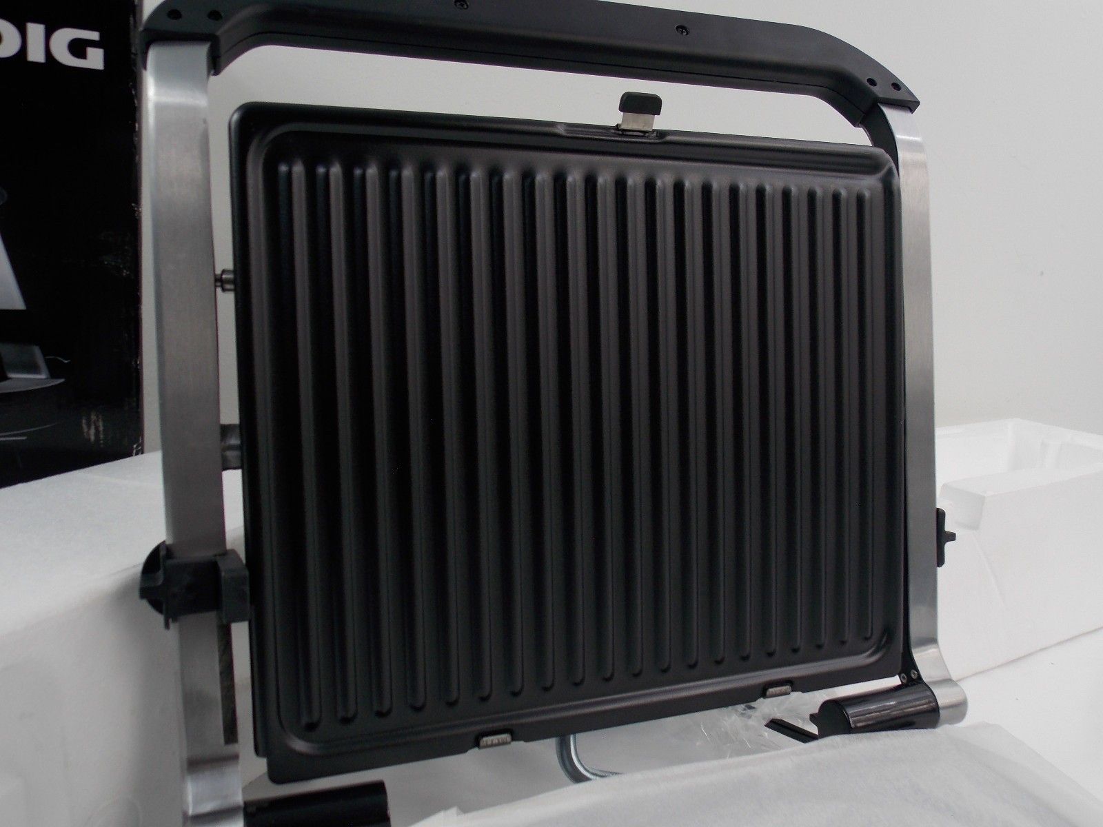 GRUNDIG Contact Grill #CG5040U 1200 Watts NON STICK PRESS TYPE BARBECUE 12 X 10