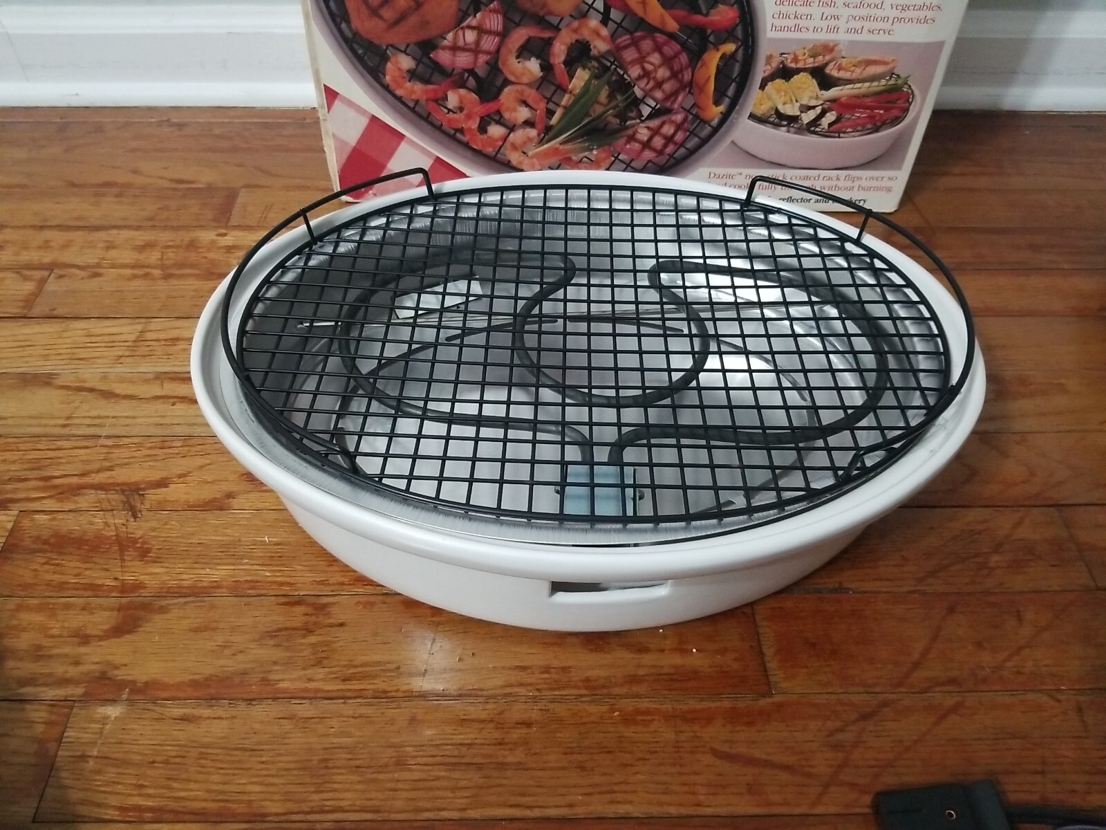 DAZEY INDOOR ELECTRIC BAR-B-GRILL DSG-275~1200 WATTS~UNUSED~ORIG. BOX USA made