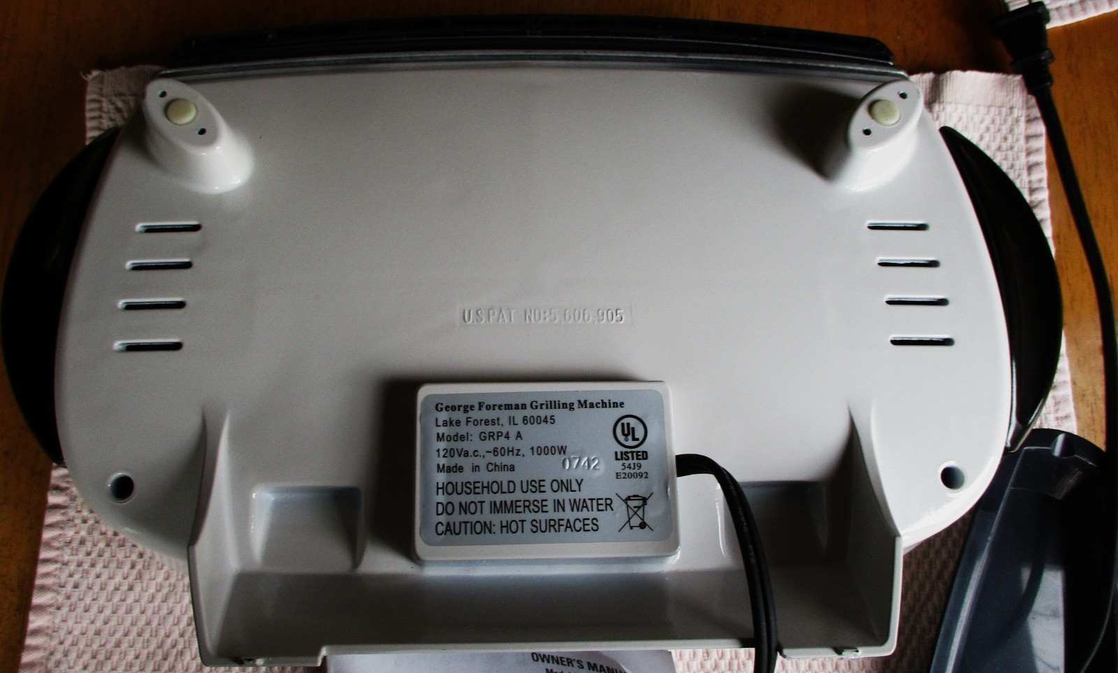 GEORGE FOREMAN GRILLING MACHINE, WHITE, MODEL GRP4A. PREOWNED.