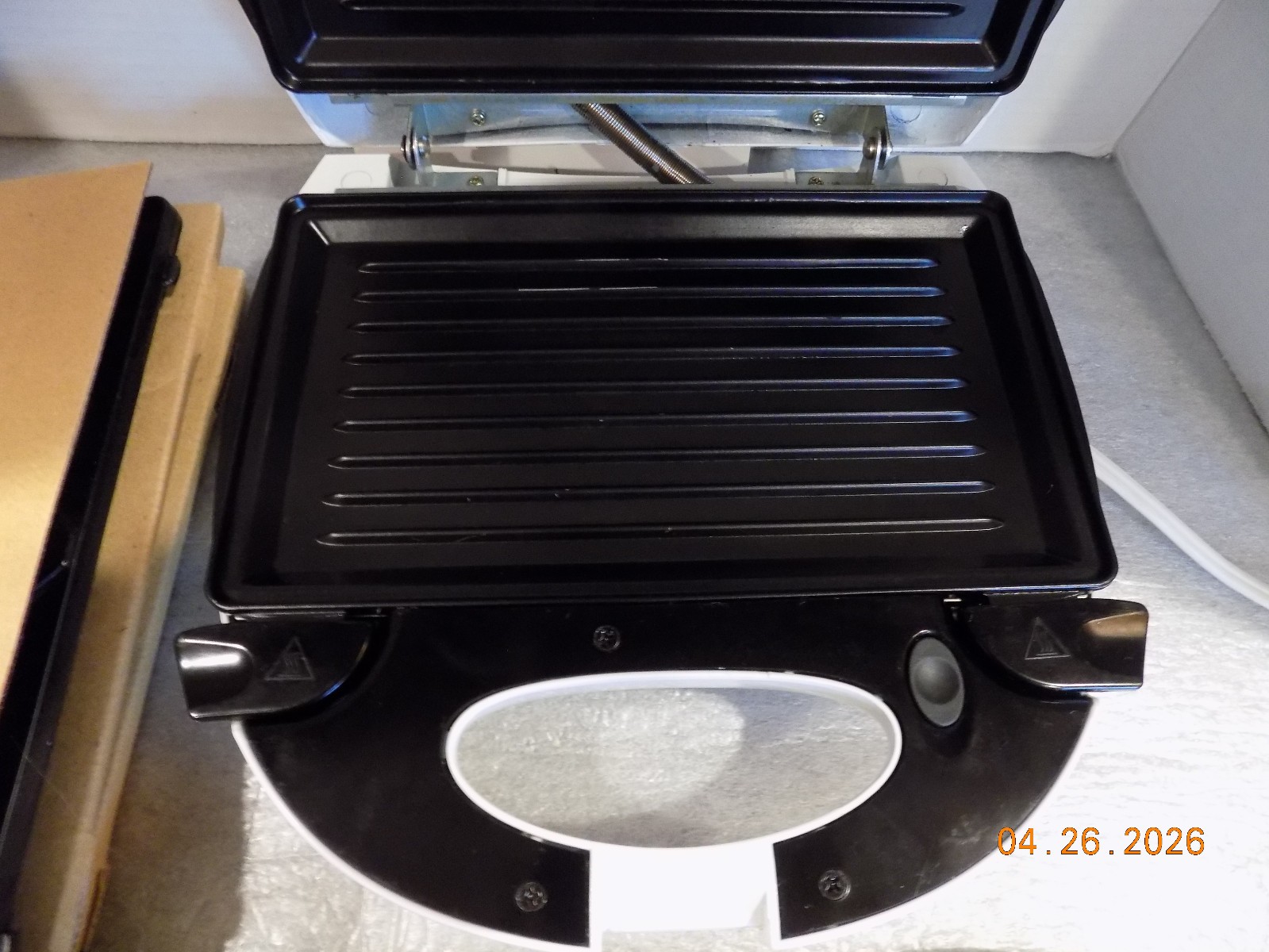 Everstar Three–In-One Grill Model 358 900 w/ 3 Interchangeable Grill Plates