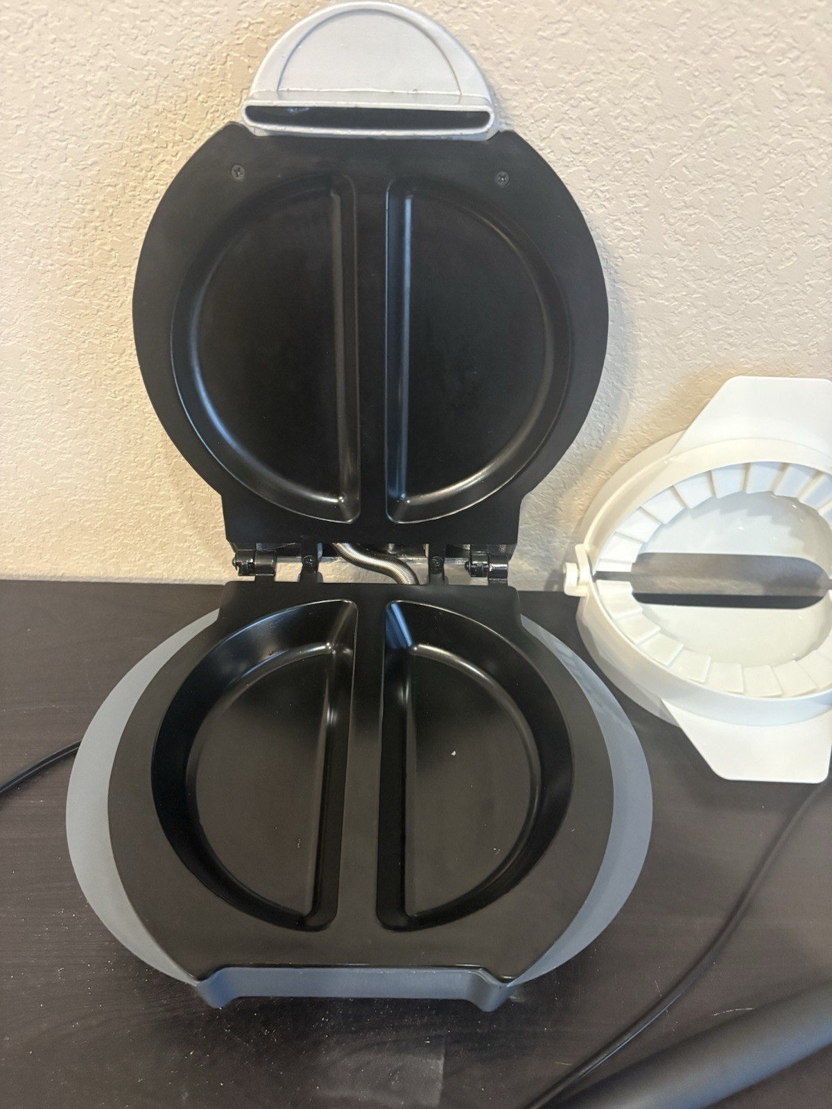 GT Xpress 101 Indoor Grill. Designed For Making Quick Sandwiches/Omelets/Dessert