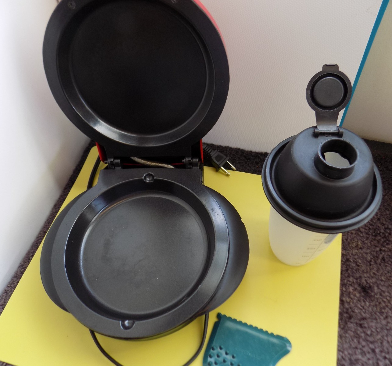 Xpress Cooker Redi Set Go Non Stick Electric Grill + Tupperware Quick Shake