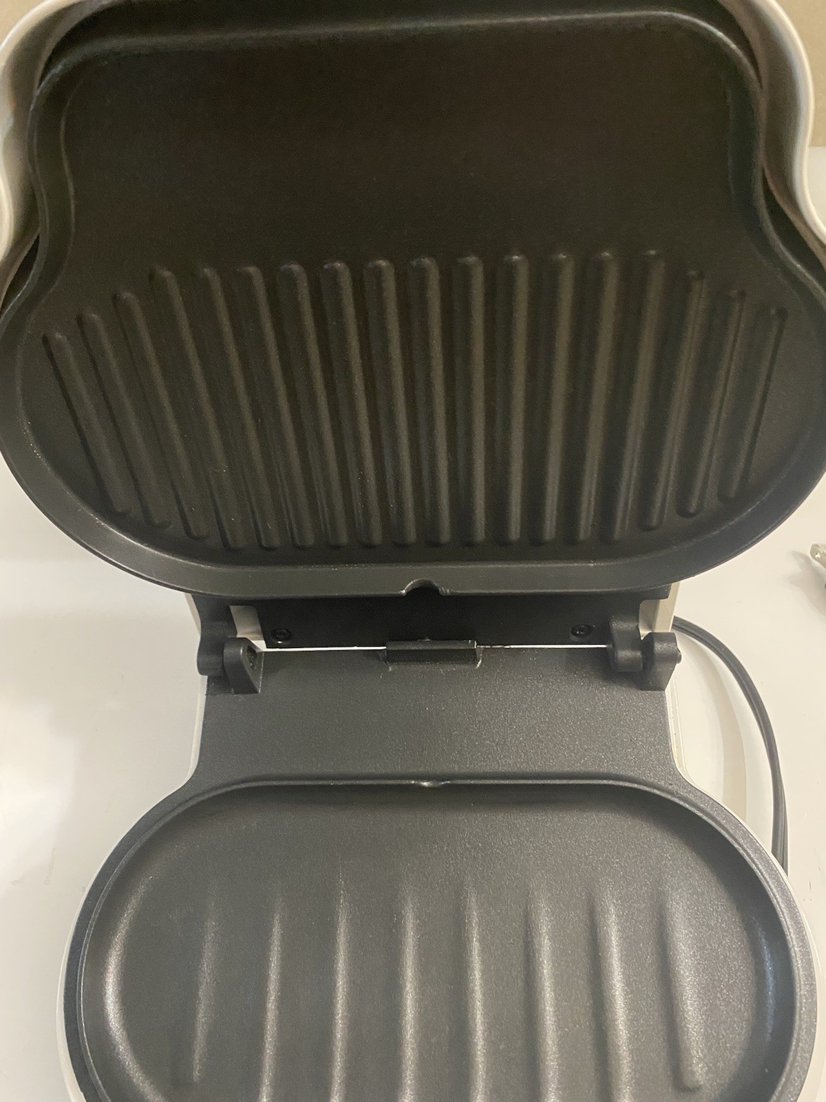 1999 GEORGE FOREMAN LEAN MEAN FAT REDUCING GRILLING MACHINE, MODEL GR10-WHITE