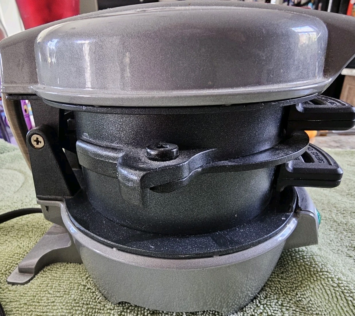 Hamilton Beach- Quick and Easy Breakfast Sandwich Maker Model 25478R Non Stick-