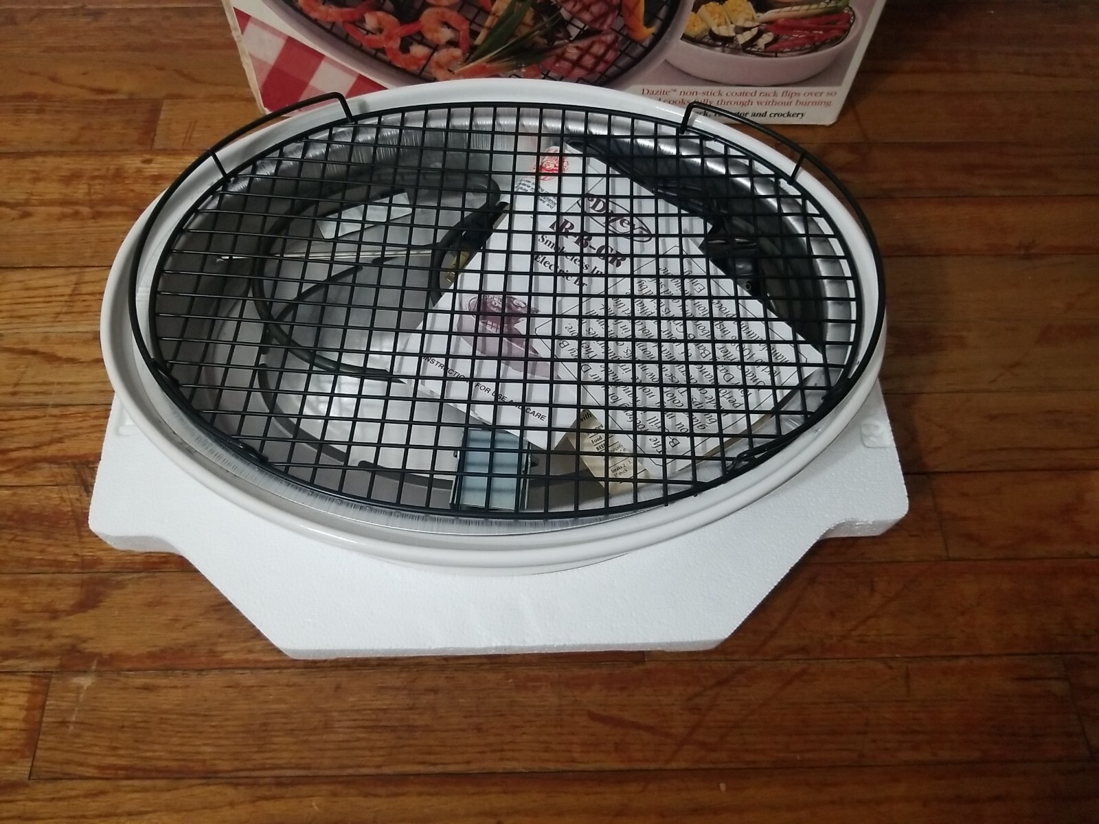 DAZEY INDOOR ELECTRIC BAR-B-GRILL DSG-275~1200 WATTS~UNUSED~ORIG. BOX USA made