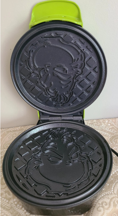 Dr. Seuss The Grinch Non Stick Waffle Maker Green Kitchen Christmas Holiday NEW