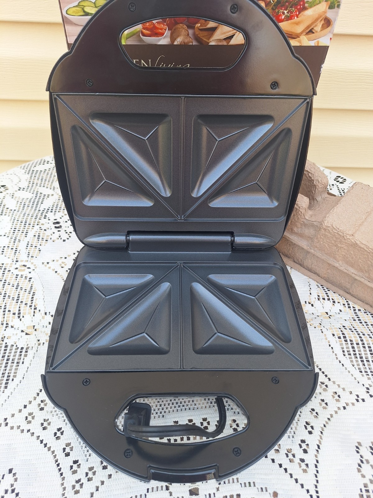 Kitchen Living Sandwich Maker – Non-Stick Plates, Original Box