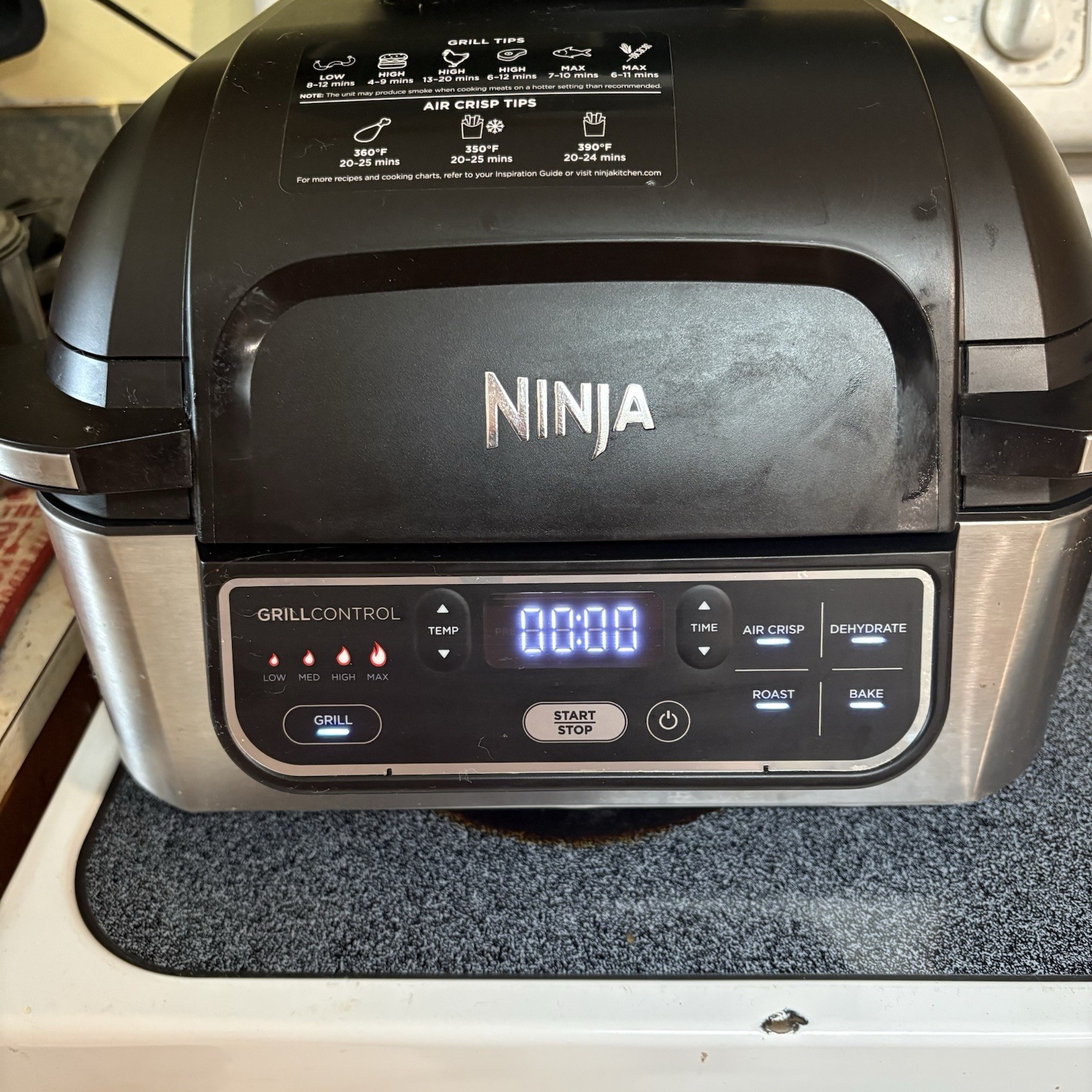 Ninja Foodi AG300 JM1 – 4 in 1 Indoor Grill, Air Fry, Roast & Bake Slightly Used