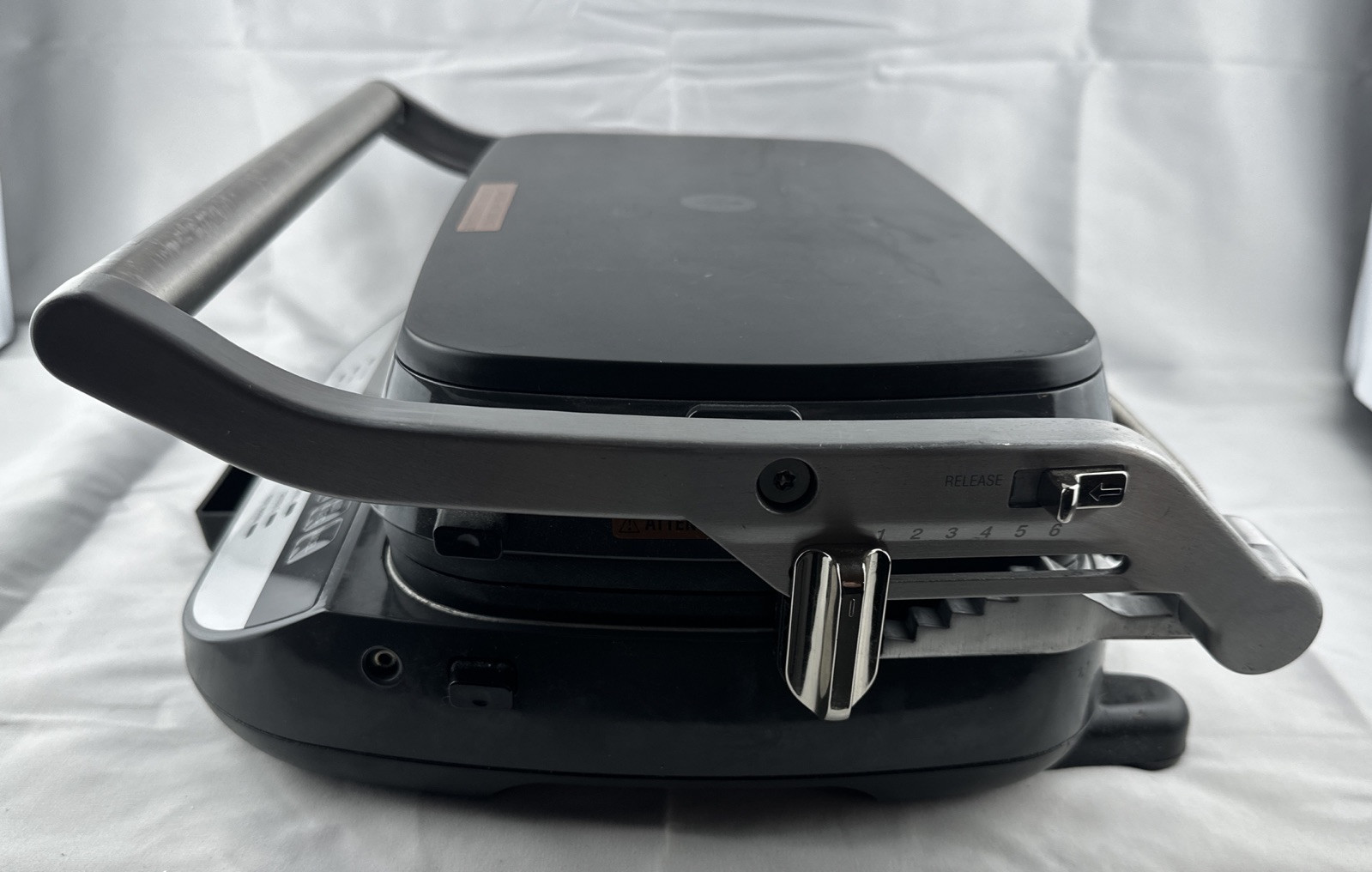 Pampered Chef Deluxe Electric Gril and Griddle Model 100348 2 Sets of Plates