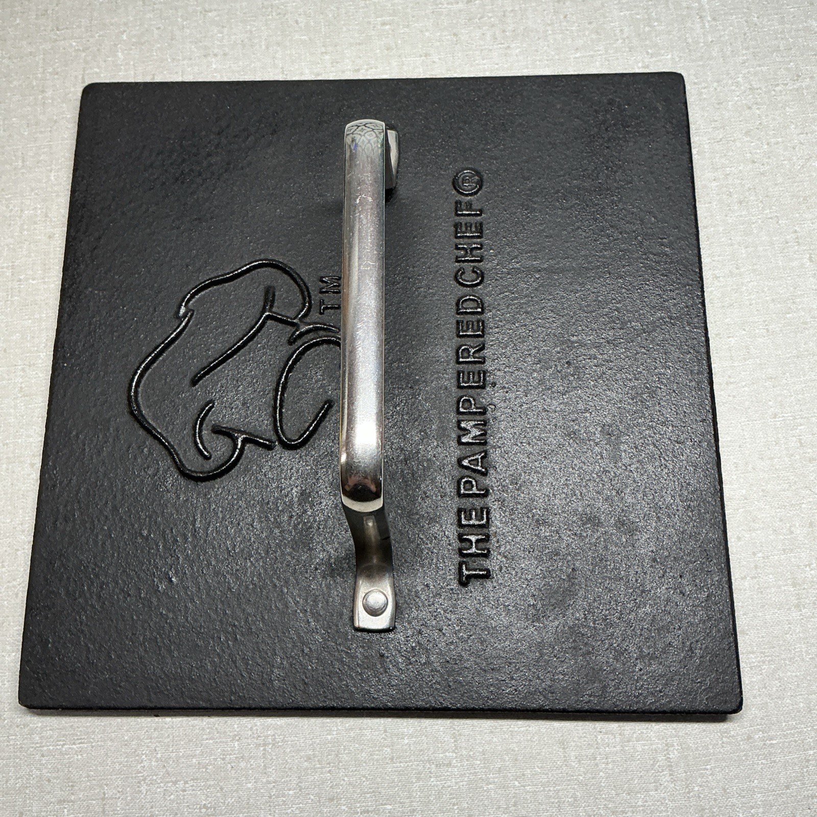 Pampered Chef Grill Press #2875 – Cast Iron Heavy-Duty Press, Even Searing