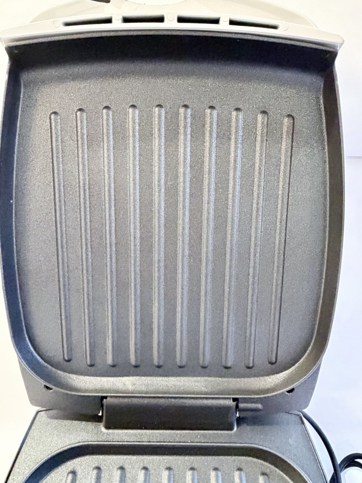 George Foreman lean mean fat grilling machine GR26CB READ – Broken Handle-CLEAN
