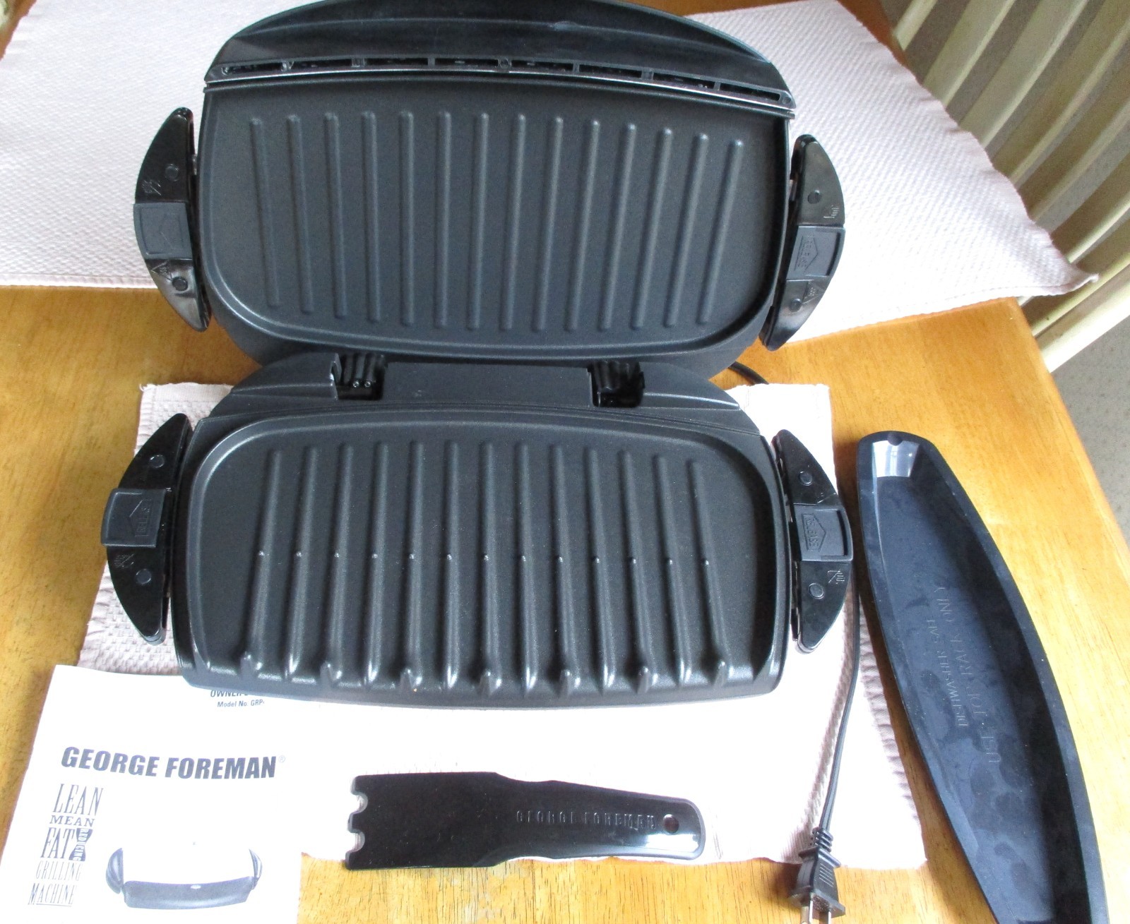 GEORGE FOREMAN GRILLING MACHINE, WHITE, MODEL GRP4A. PREOWNED.