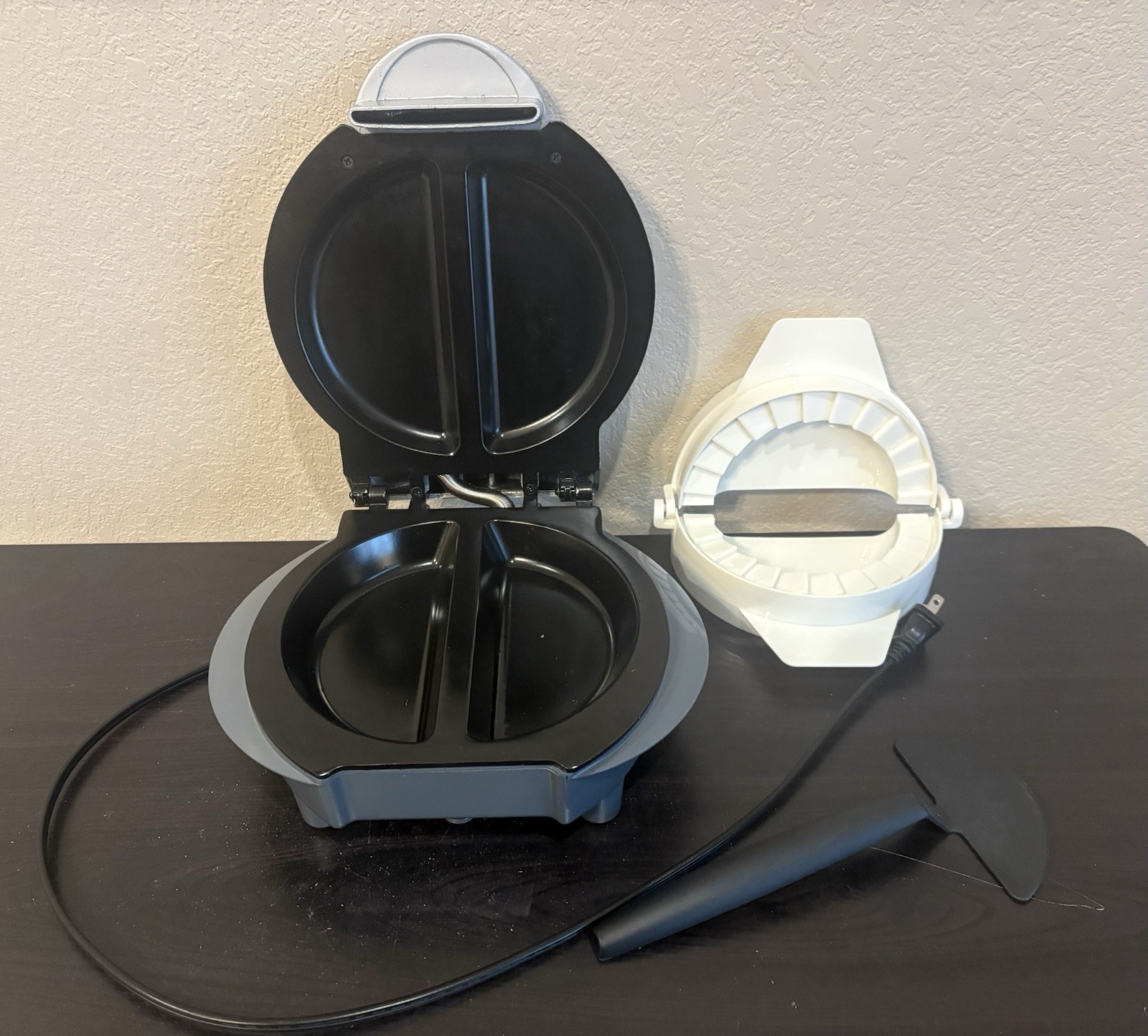 GT Xpress 101 Indoor Grill. Designed For Making Quick Sandwiches/Omelets/Dessert