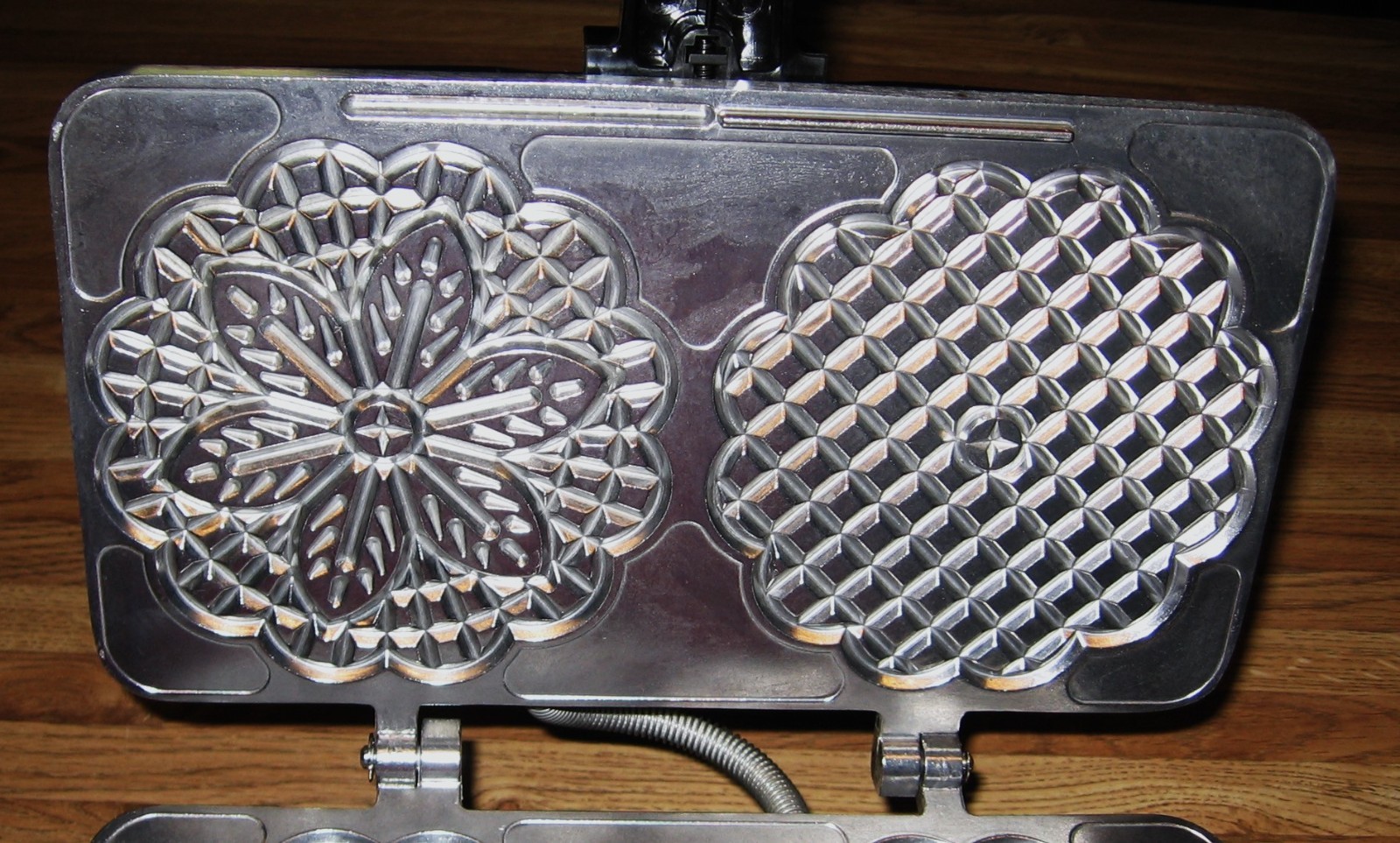 VillaWare Prego Series II 3600 Pizzelle Maker/Chrome/Metal Plates/New In Box