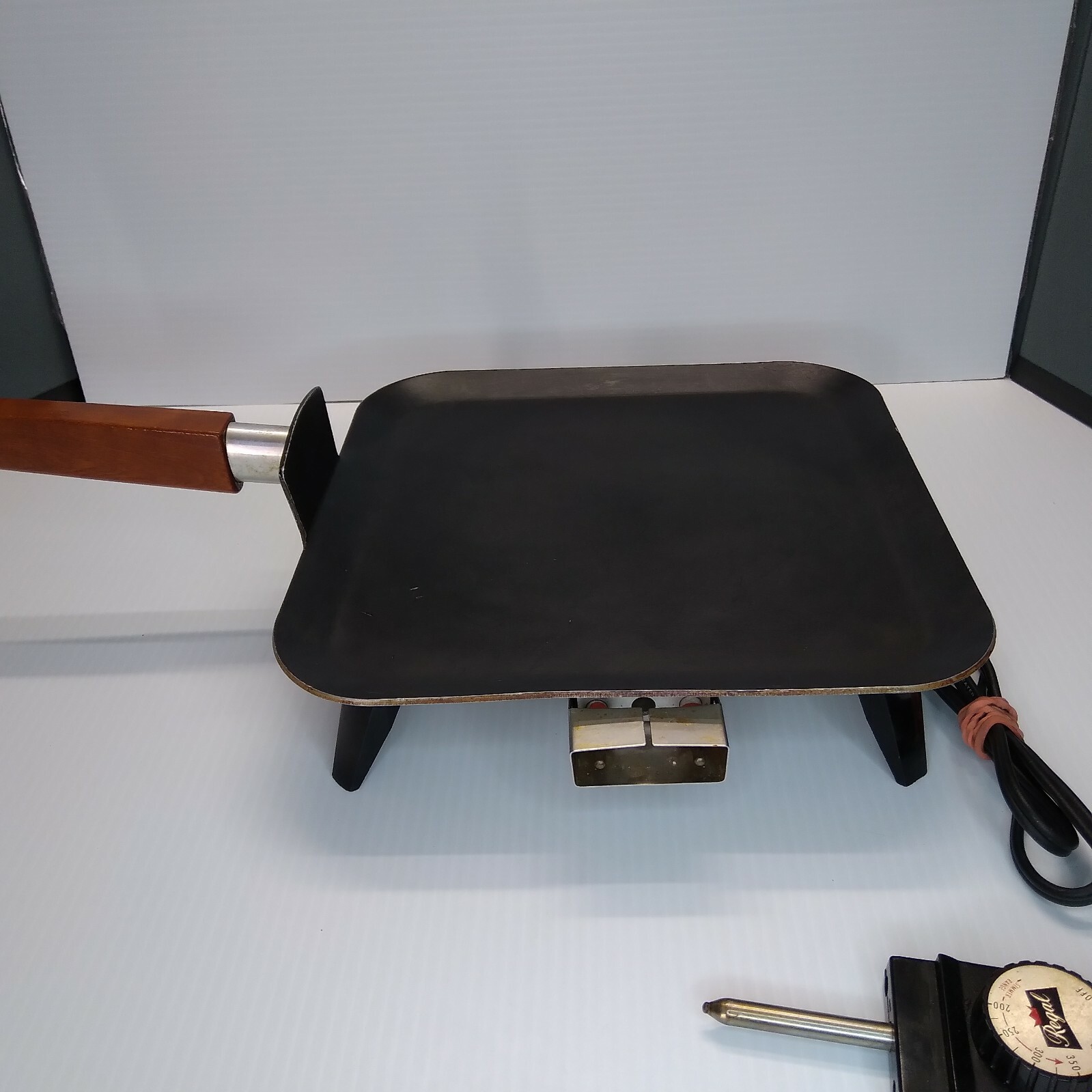 Vintage Regal Electric Immersible 11″ Griddle Rare Wooden Handled Mod 6715