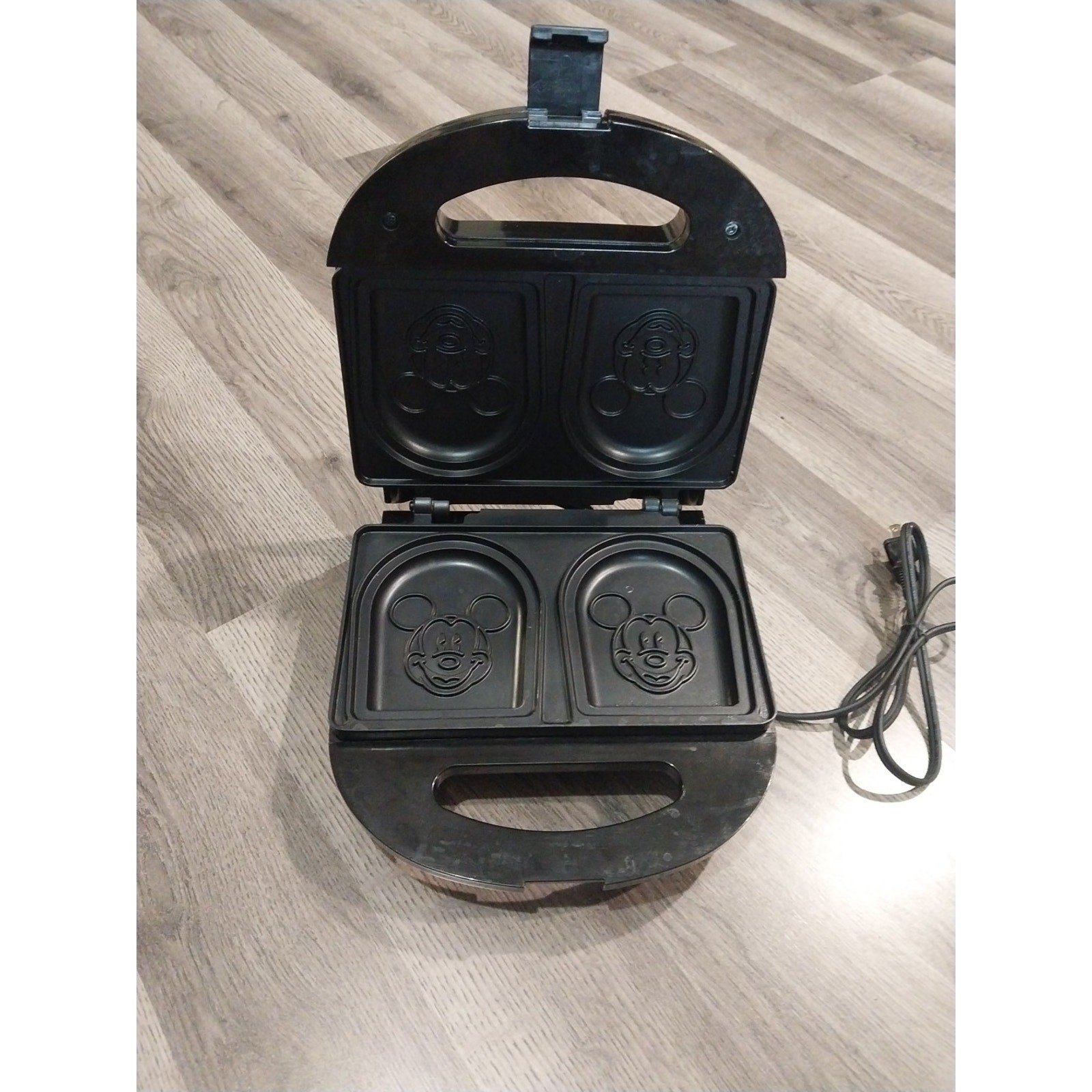 VillaWare V5555-03 Mickey Mouse Disney Sandwich Maker