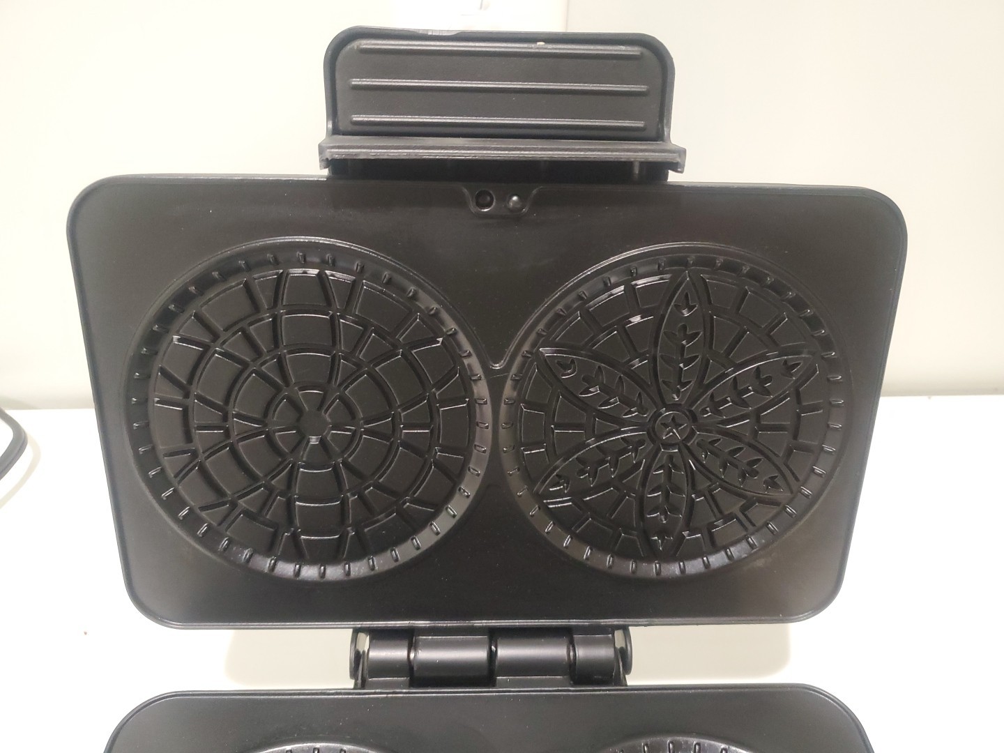Cuisinart Pizzelle Maker / Press WM PZ2 / WM-PZ2C Stainless & Non-Stick