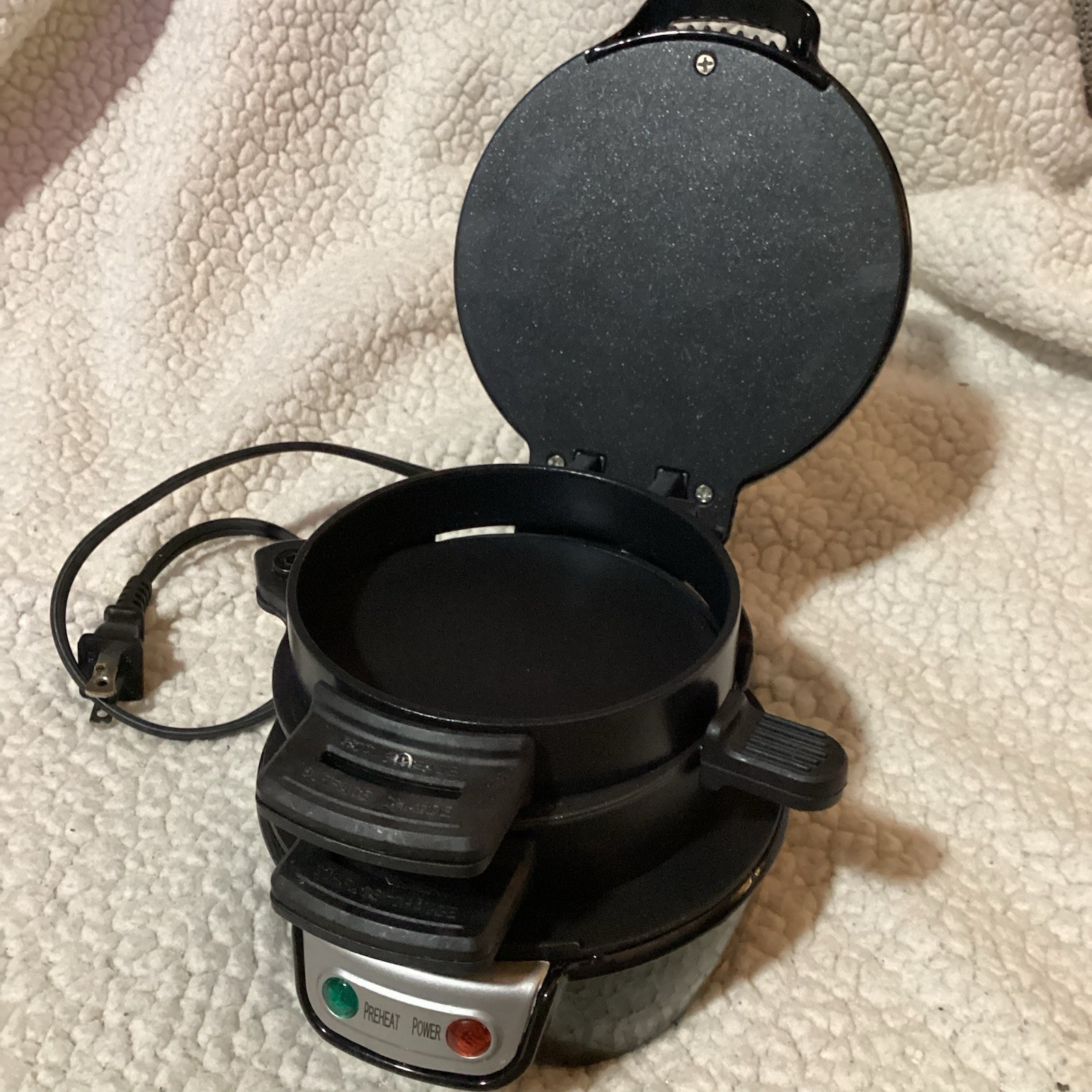 Hamilton Beach Breakfast Sandwich Maker with Egg Cooker Ring Black 600 Watt