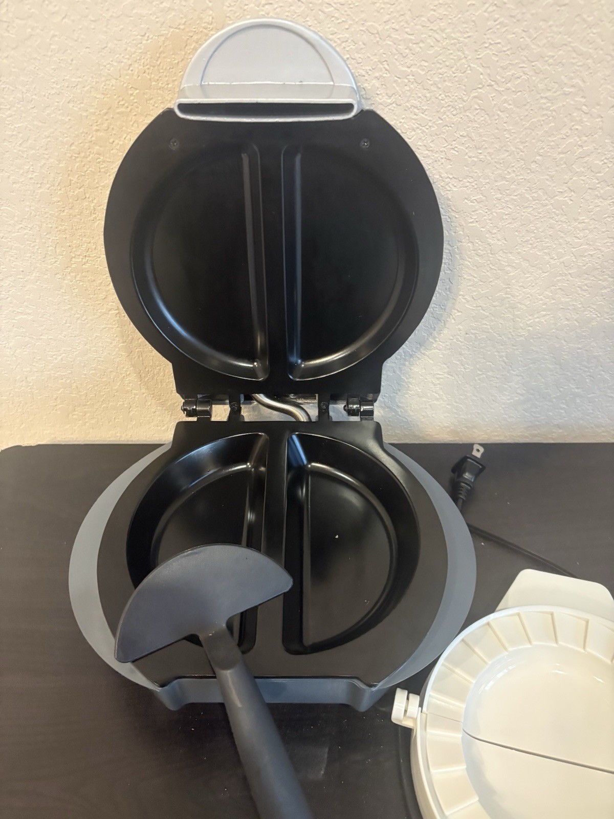 GT Xpress 101 Indoor Grill. Designed For Making Quick Sandwiches/Omelets/Dessert