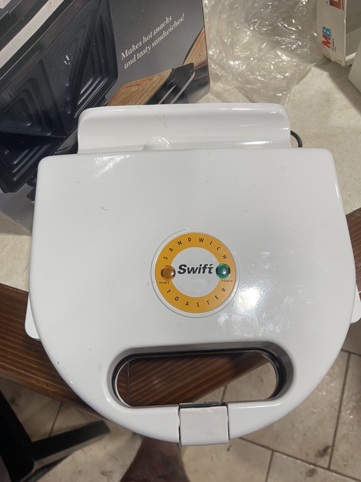 Salton Snack ‘N’ Sandwich Maker SA-4 120V 760W in White Vintage – Excellent