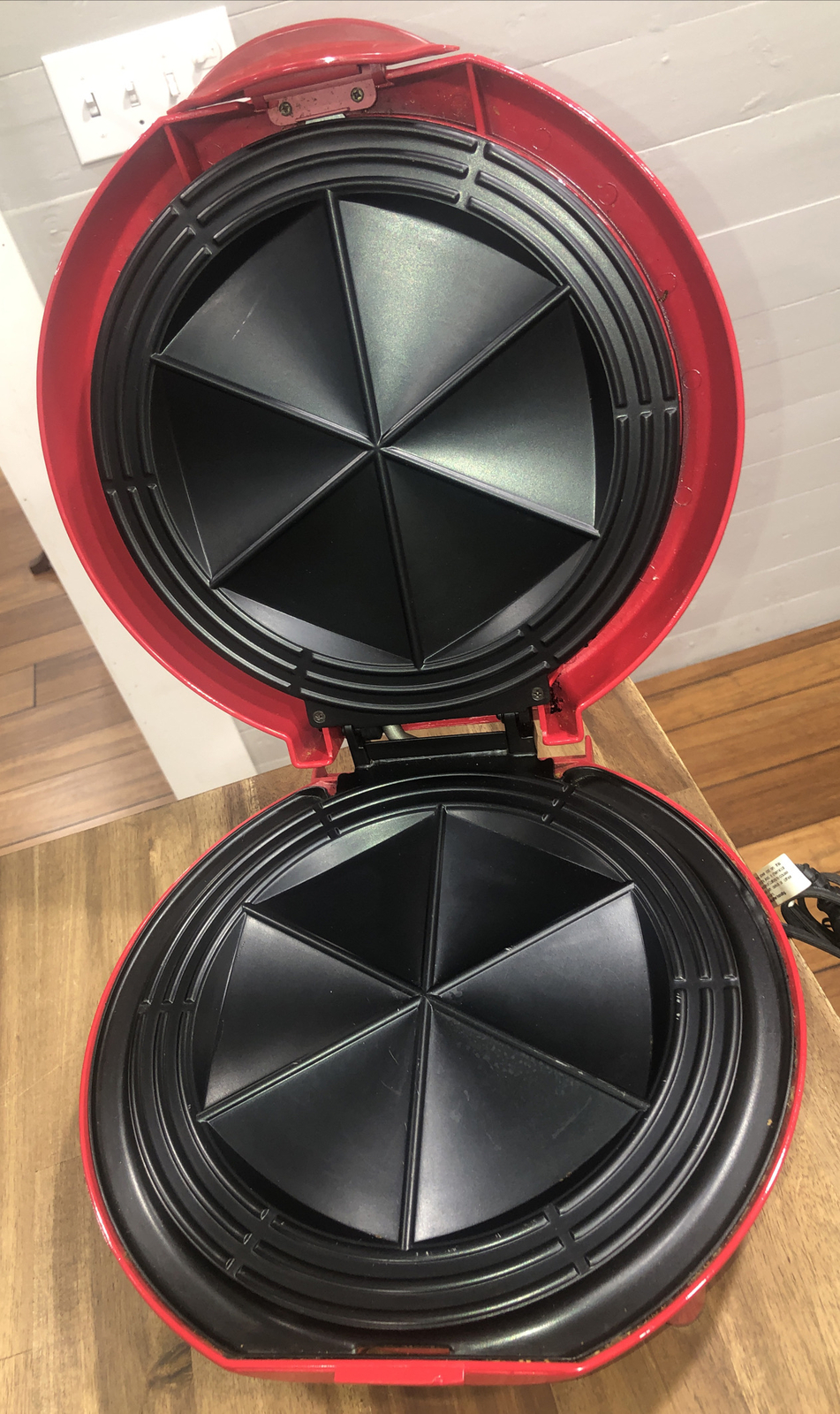Quesadilla Maker Santa Fe Salton QM2SFR Red 12” Tortilla Cooks 4 to 5 Minutes