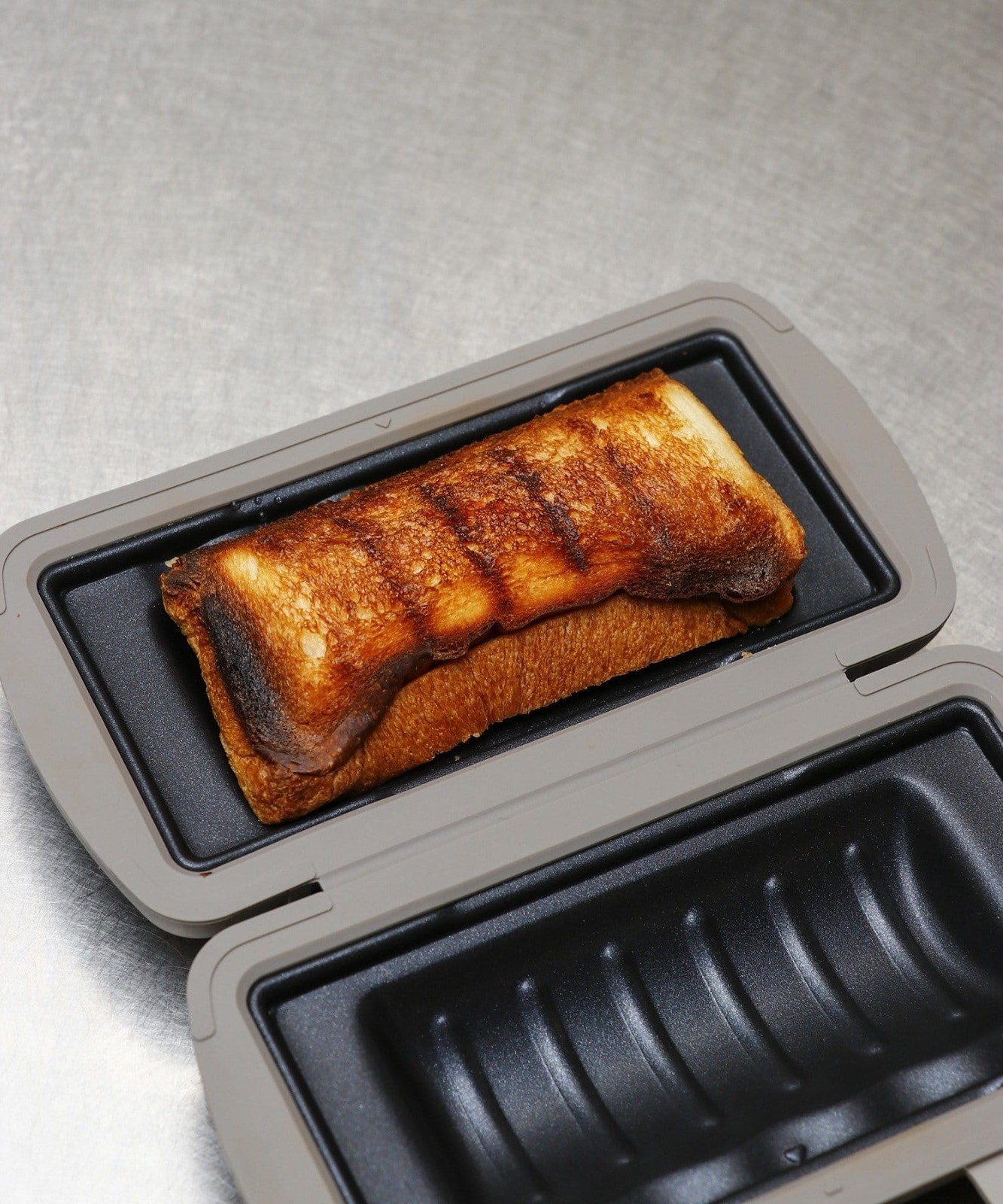 Microwave-safe half-sized hot sandwich maker 3 Coins