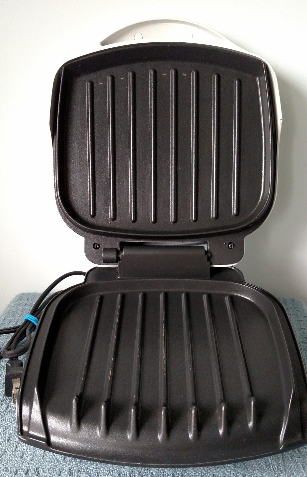 GEORGE FOREMAN Grilling Machine(s) ~ GR-10A ~ White ~ 120V, 760W ~ Drip Tray