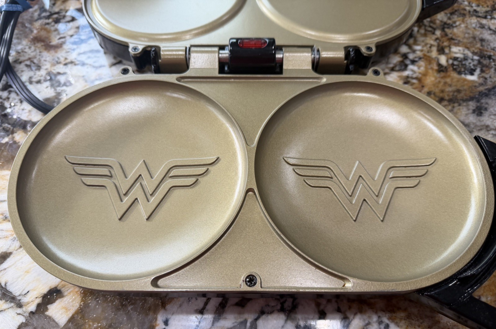Wonder Woman Pancake Maker DCW-300CDouble Griddle. New w/o box. Tested/works.