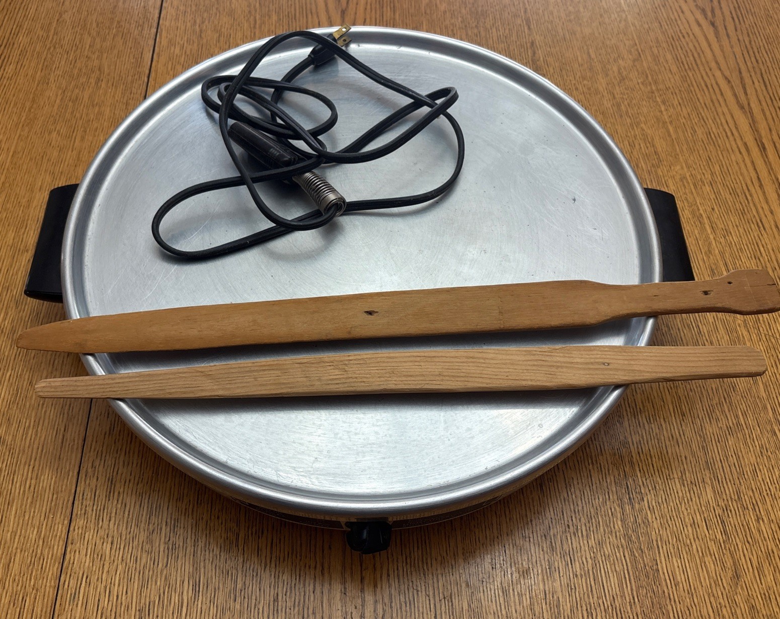 VTG Bethany Lefse Grill Model 210 Griddle W/ Wooden Lefse Turner Sticks TESTED